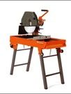 Una sierra circular está encima de una mesa naranja.