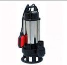 Una bomba sumergible de acero inoxidable con un interruptor rojo sobre fondo blanco.