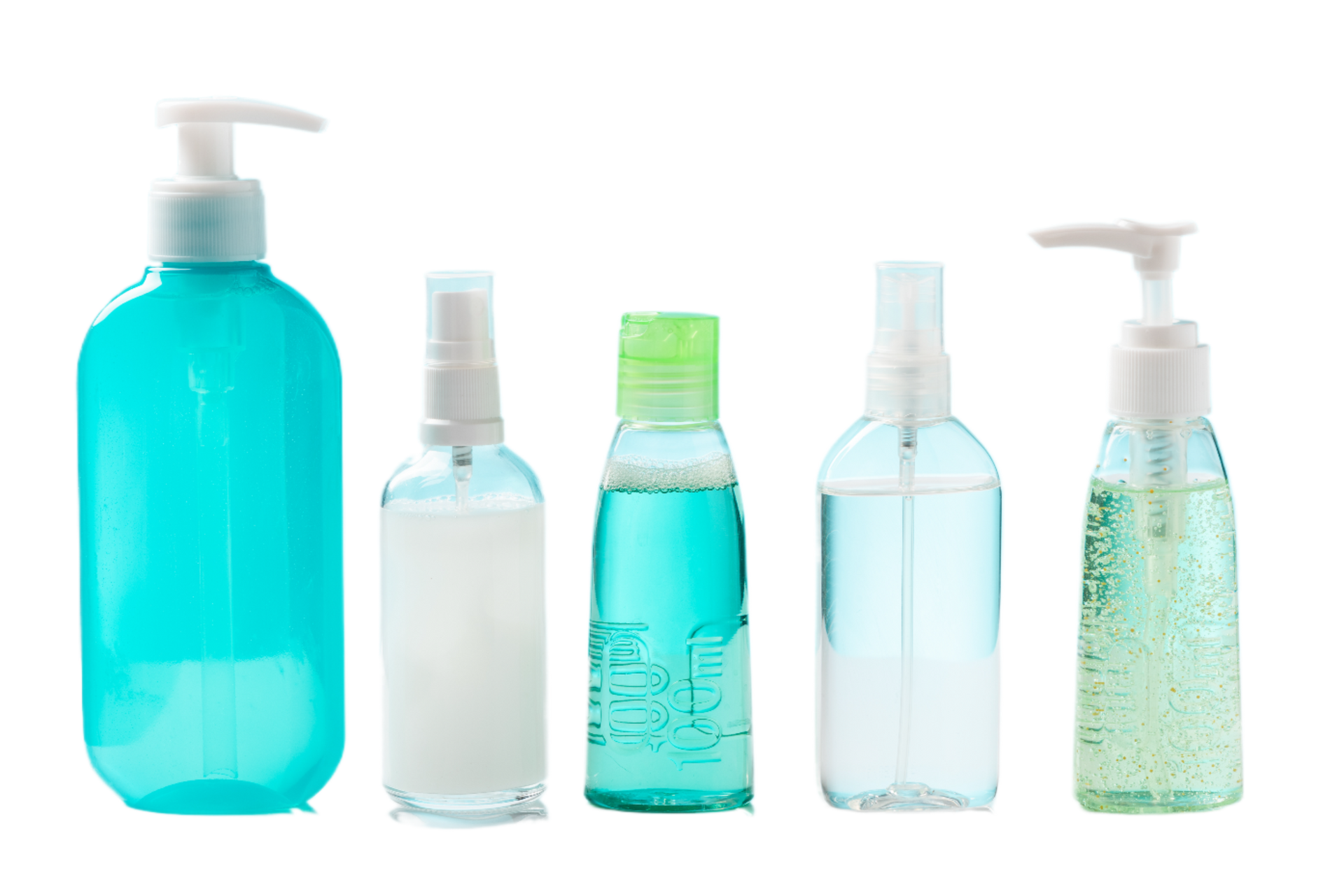 Vier Flaschen Händedesinfektionsmittel stehen in einer Reihe auf einem weißen Hintergrund.