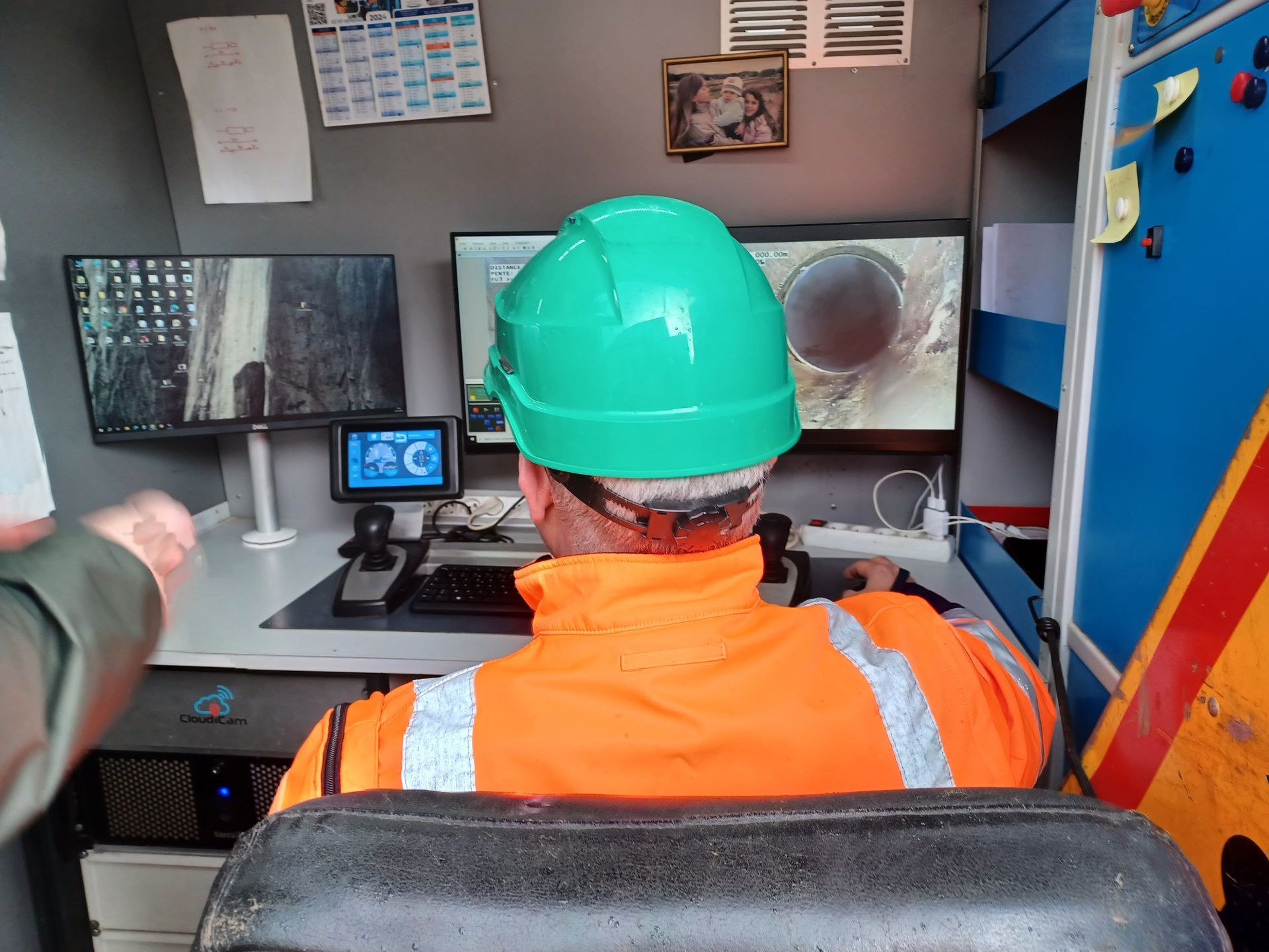 Une inspection de canalisation par caméra.