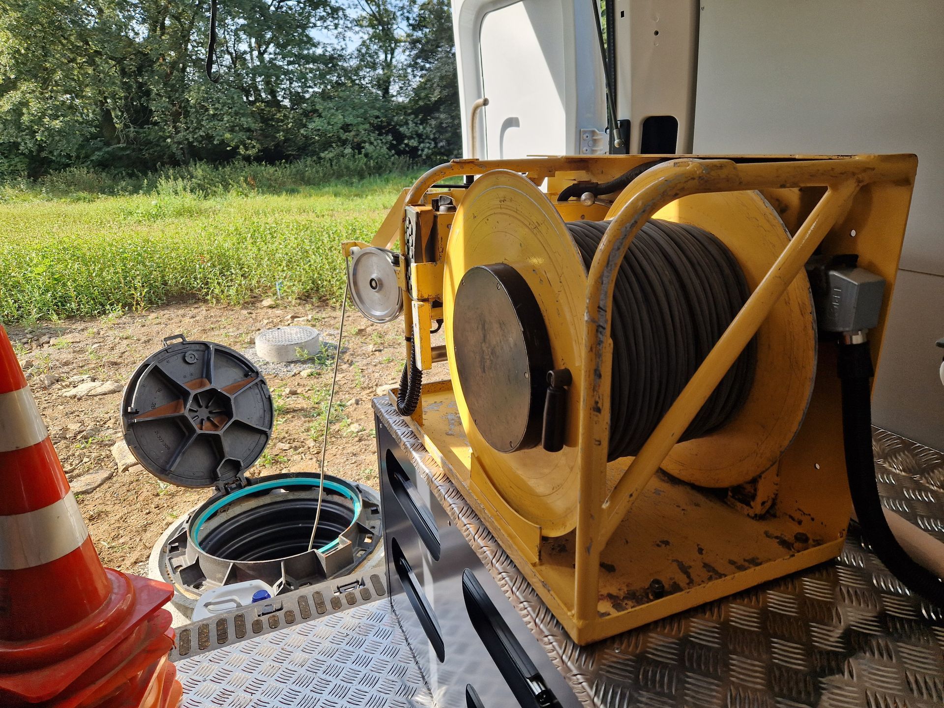 Une grosse bobine jaune.