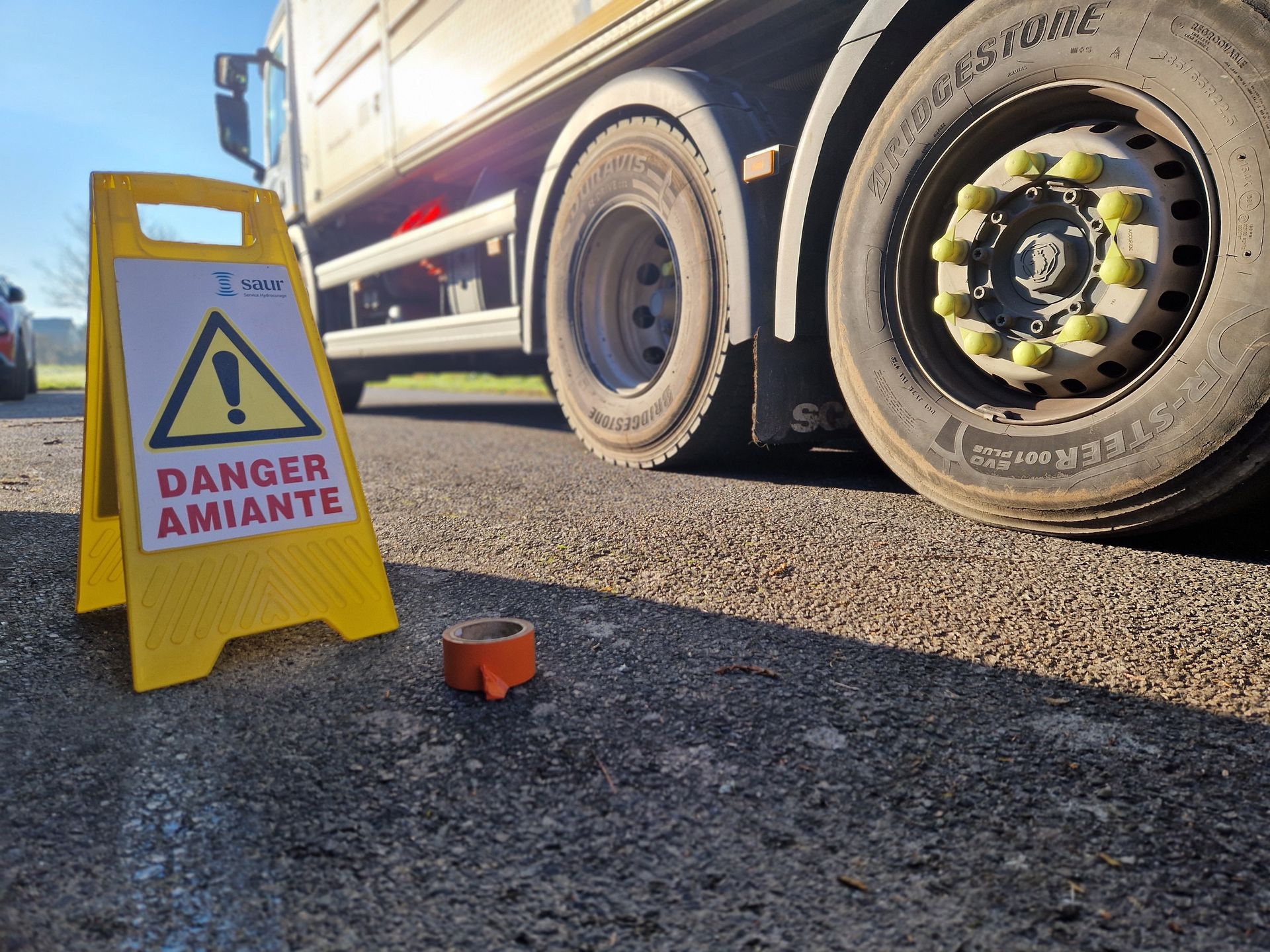 Un panneau jaune sur la route.