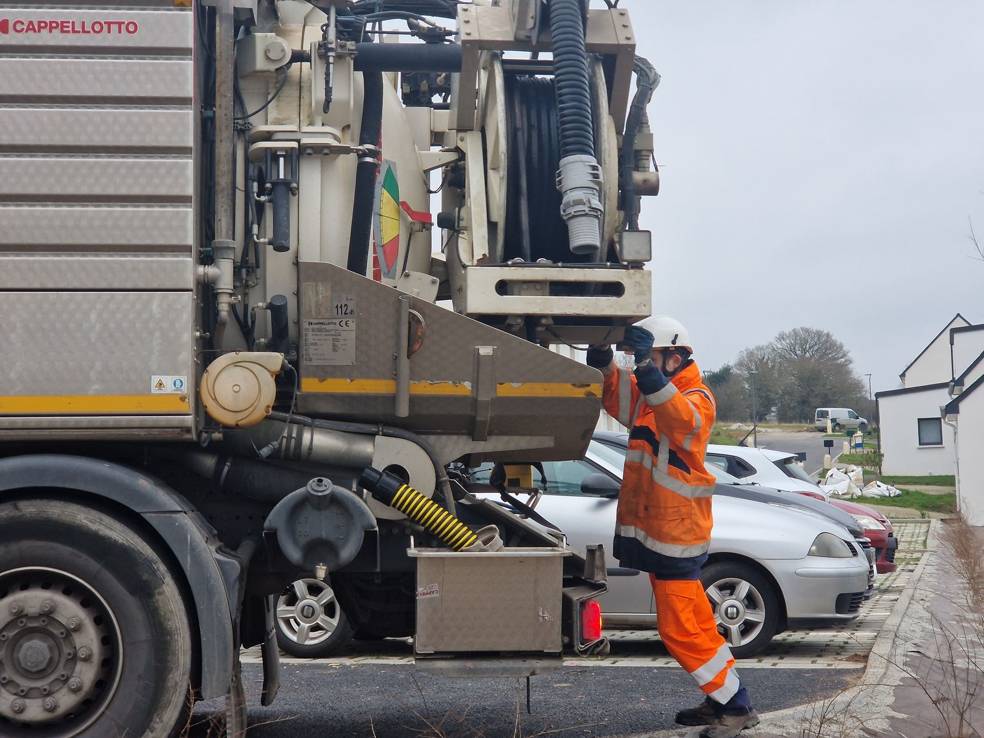 Un technicien derrière un camion.