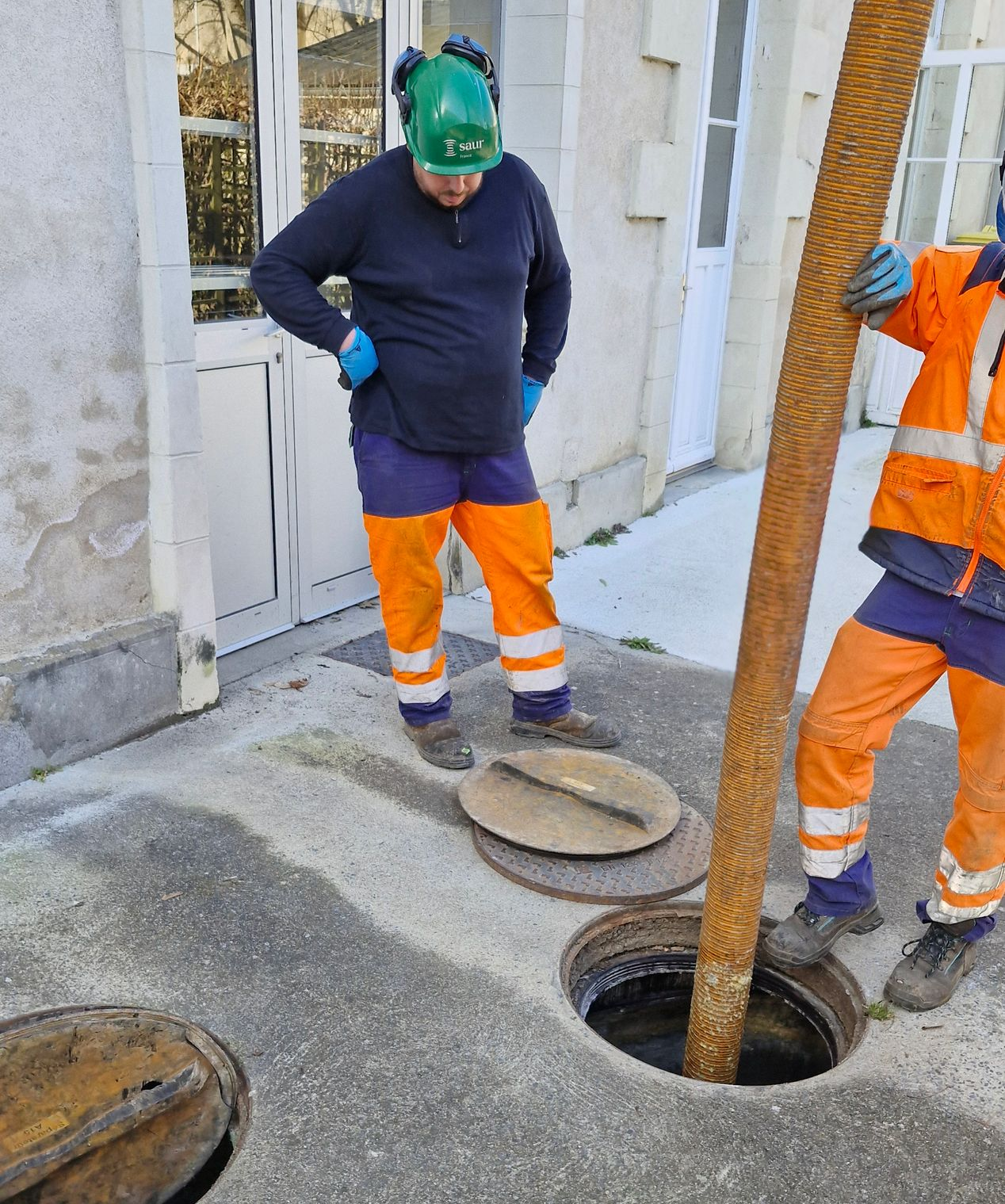 Le débouchage d'une canalisation.