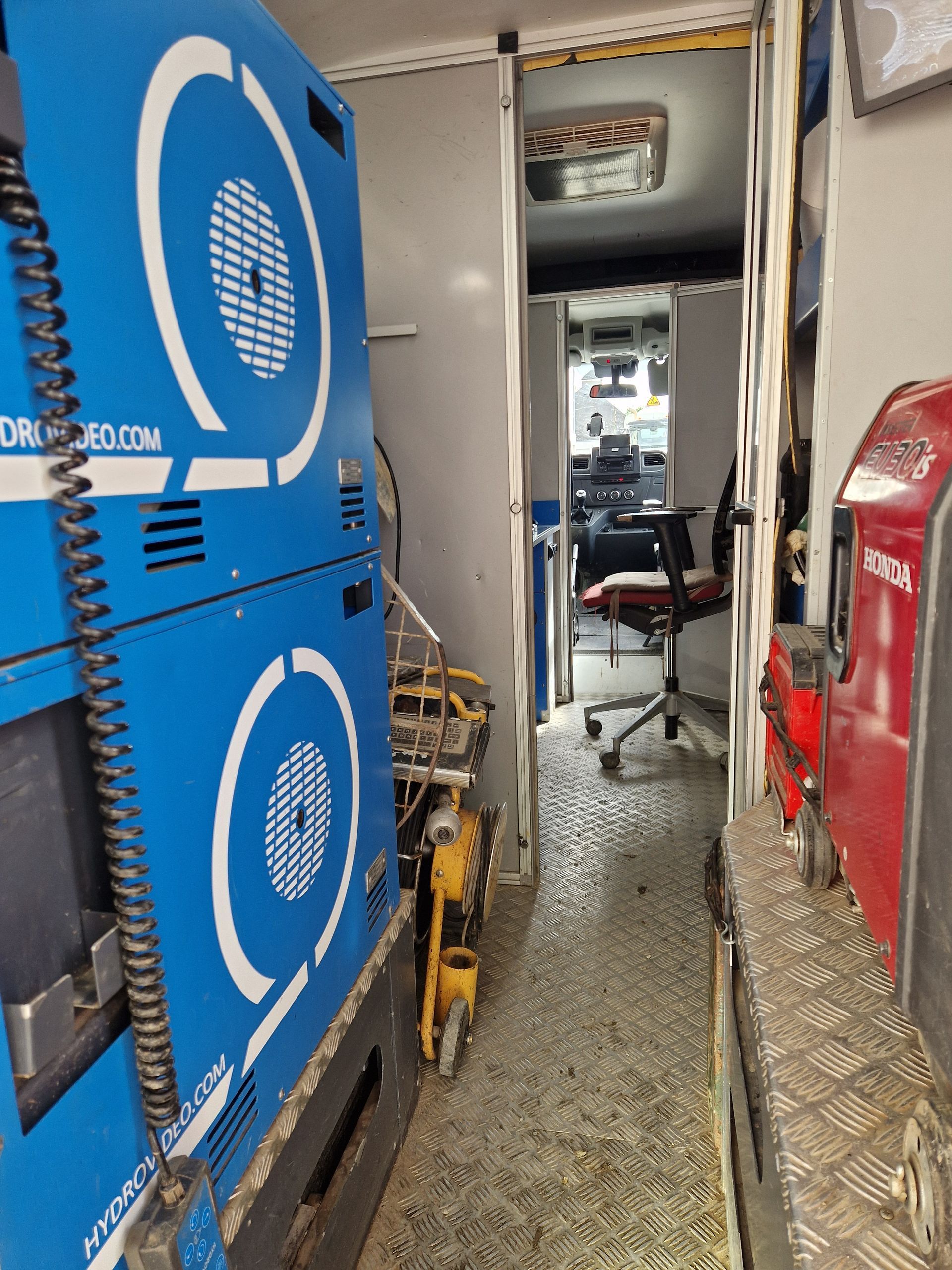 L'intérieur d'un camion d'hydrocurage.