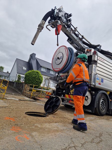 Un technicien et un camion d'hydrocurage.