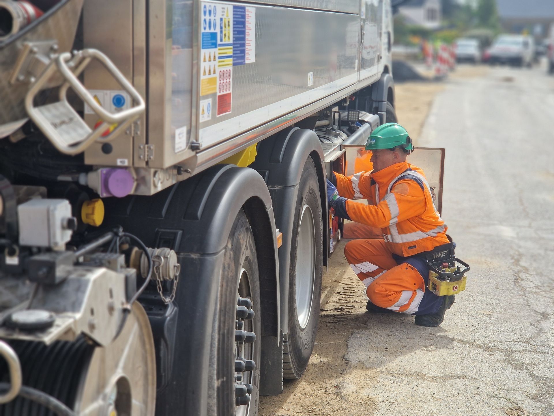 Les roues d'un camion et un technicien.