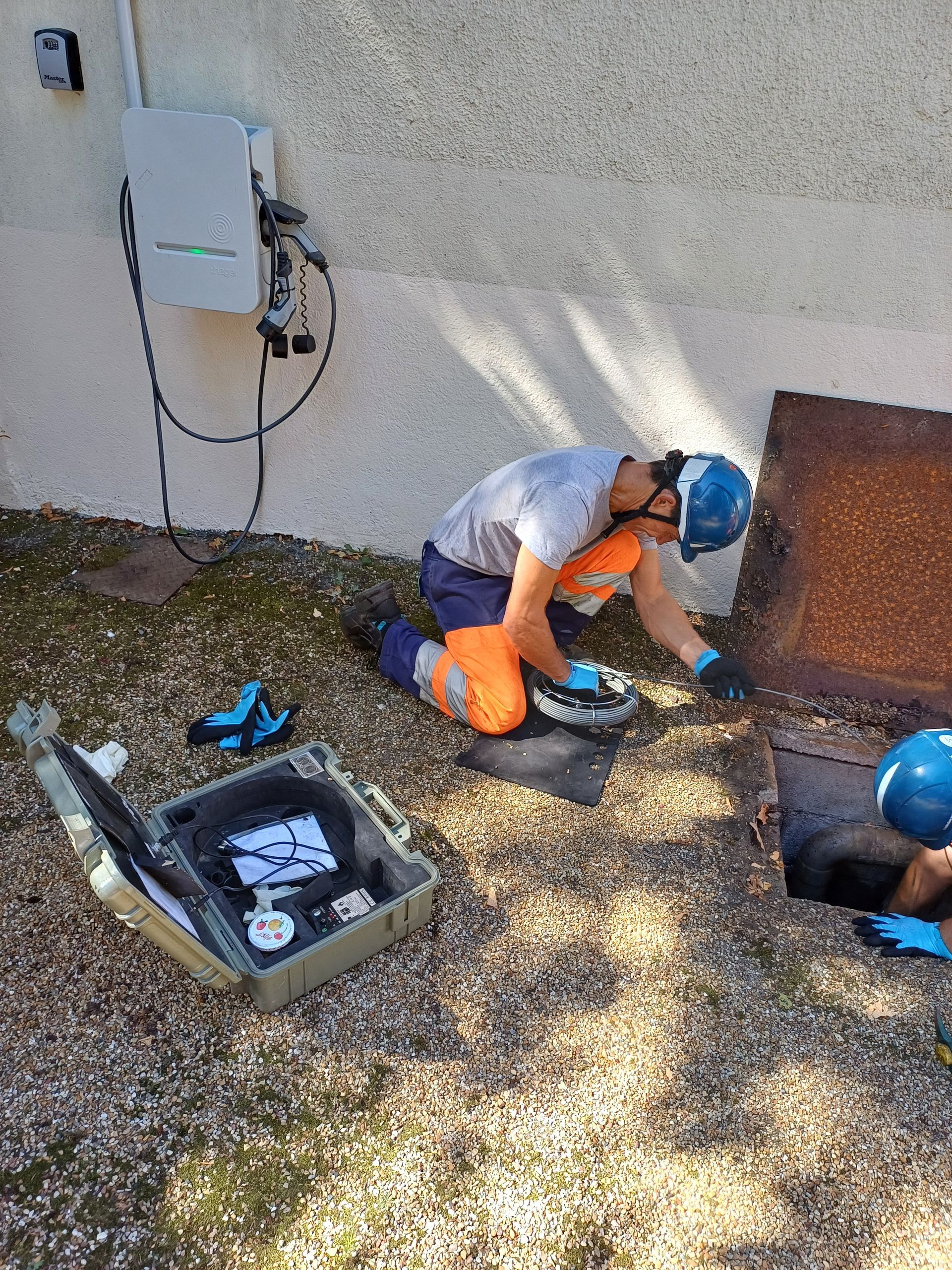 Deux techniciens inspectent une canalisation.