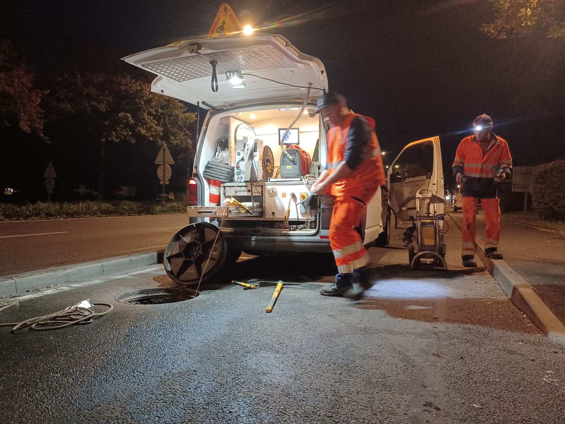 Deux techniciens inspectent une canalisation.