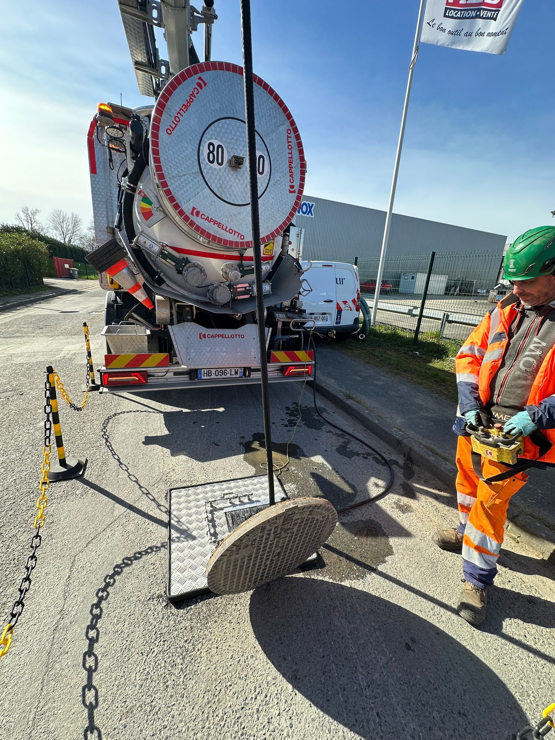 Un camion hydrocureur en action.