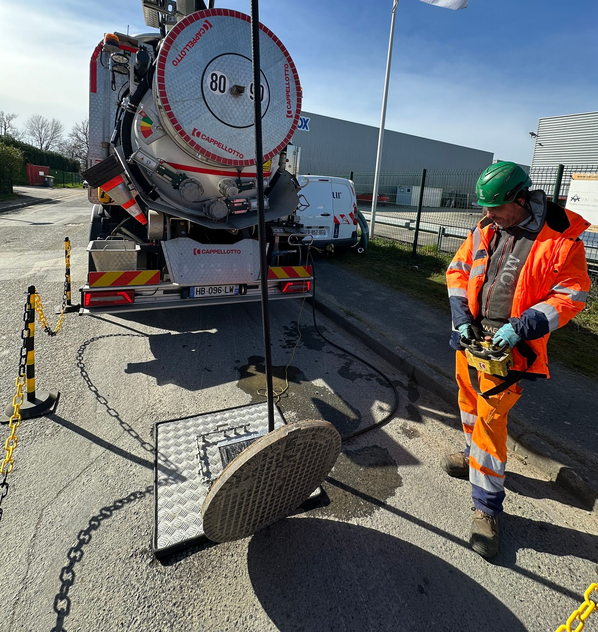 L'arrière d'une hydrocureuse.