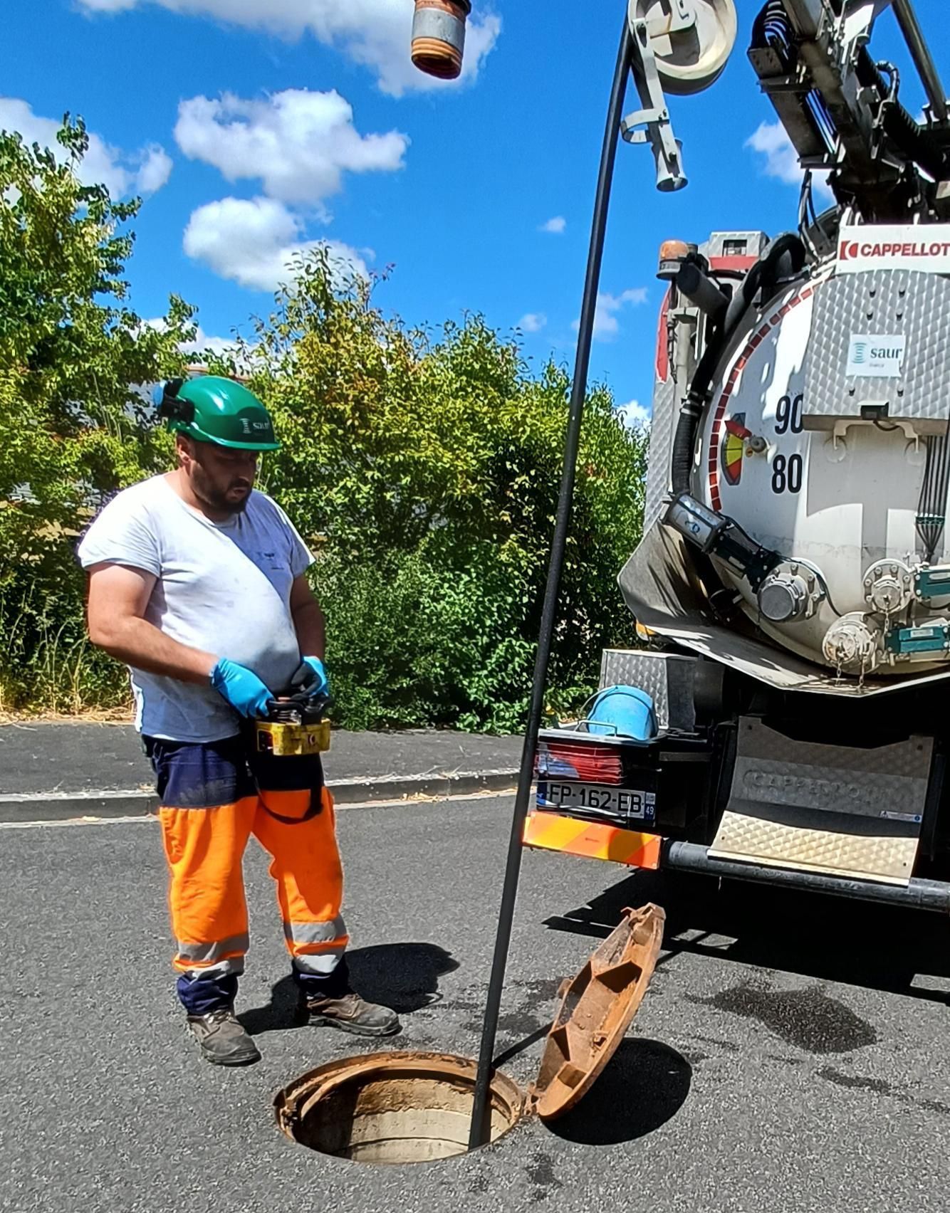 Un technicien avec un casque vert.