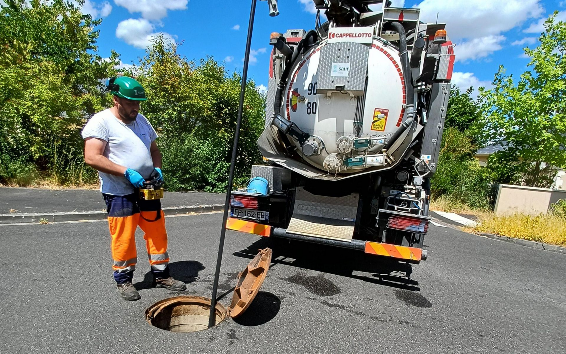 Le curage d'une canalisation avec un camion hydrocureur.