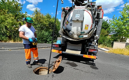 Le curage d'une canalisation avec un camion hydrocureur.
