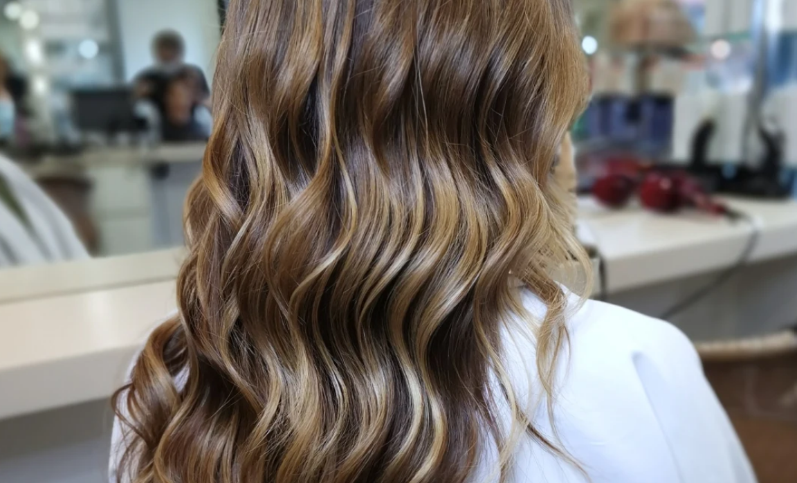 Des cheveux bruns longs