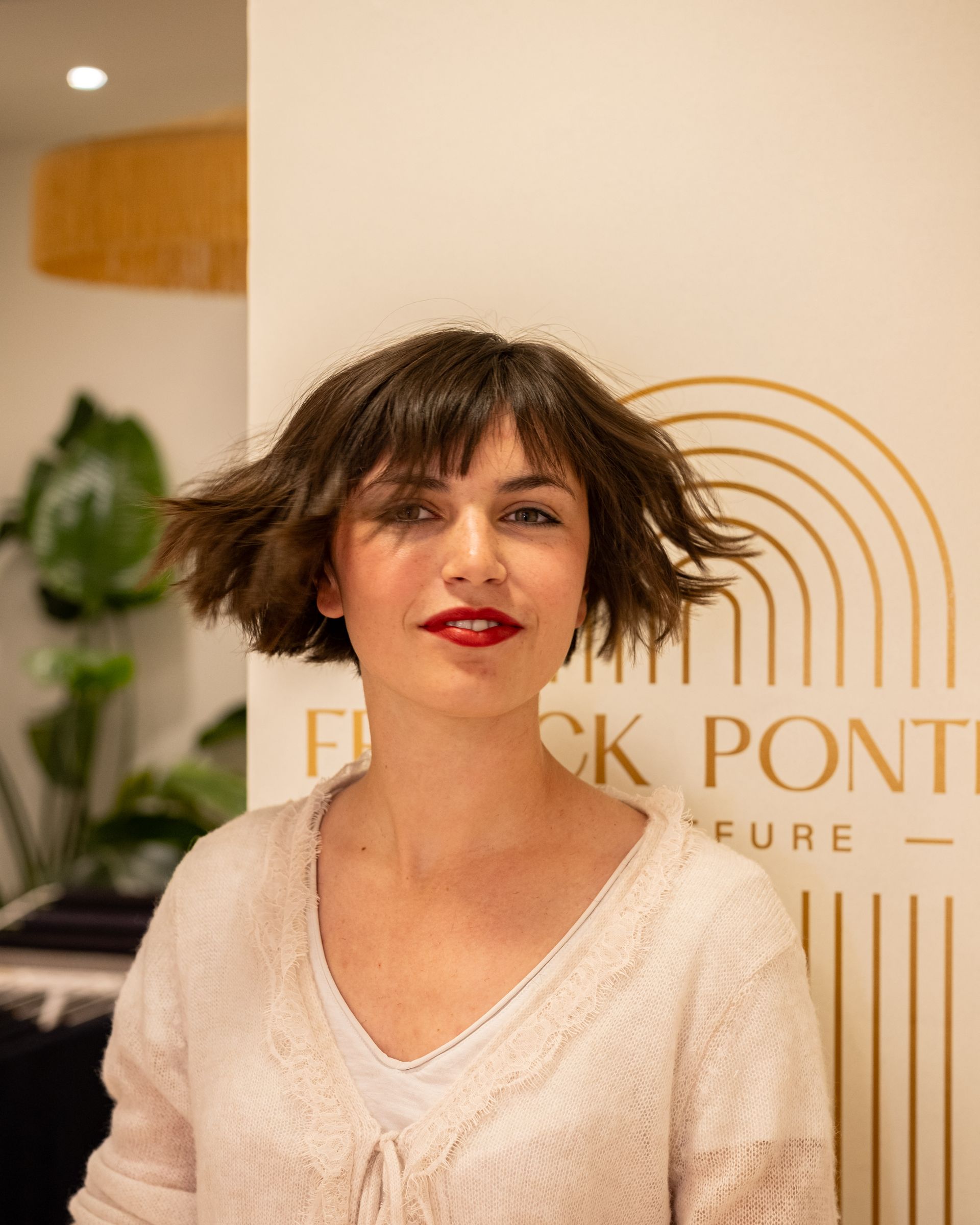 Coupe cheveux cour femme noir et blanc