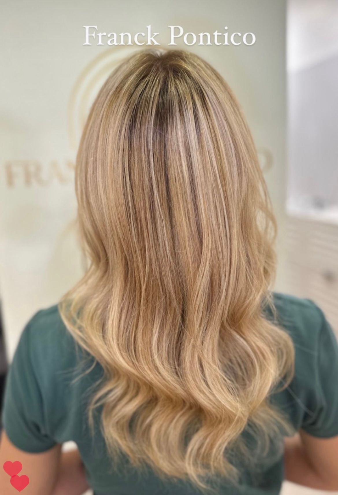 Des cheveux blonds ondulés