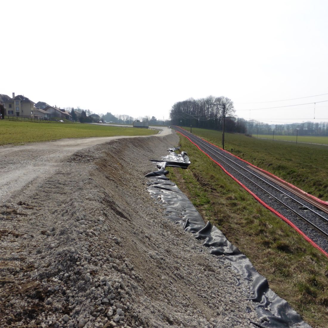 travaux du LEB piste de chantier avec protection des sols
