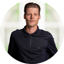 Un homme en chemise et sourit.