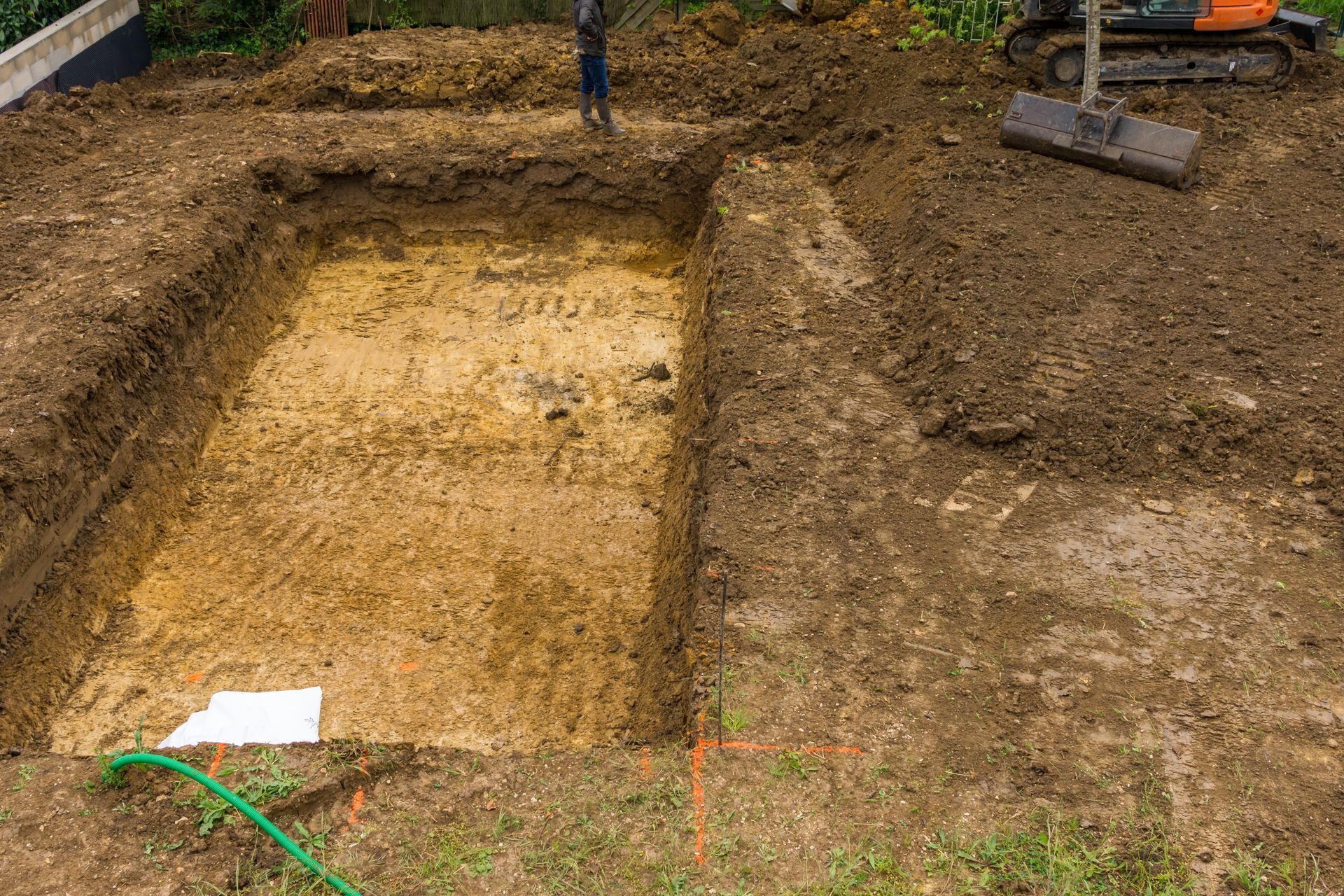 Des travaux de terrassement pour une piscine.
