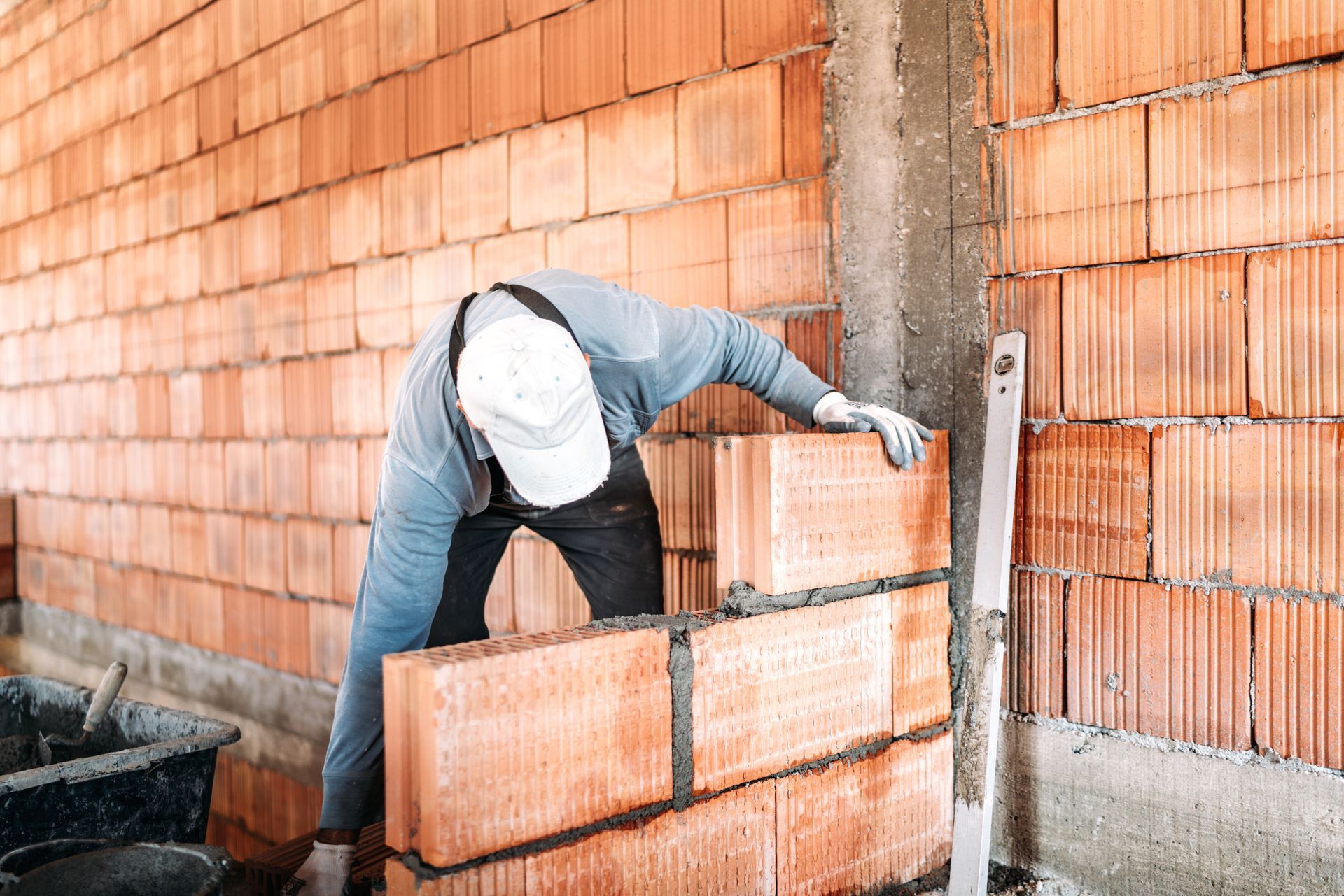 Une personne construisant un mur.