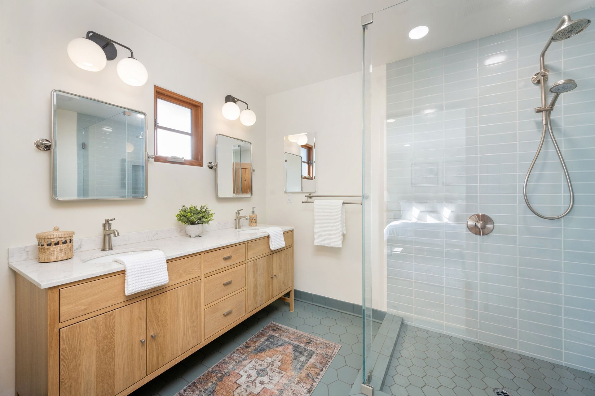 Une salle de bains avec une douche.