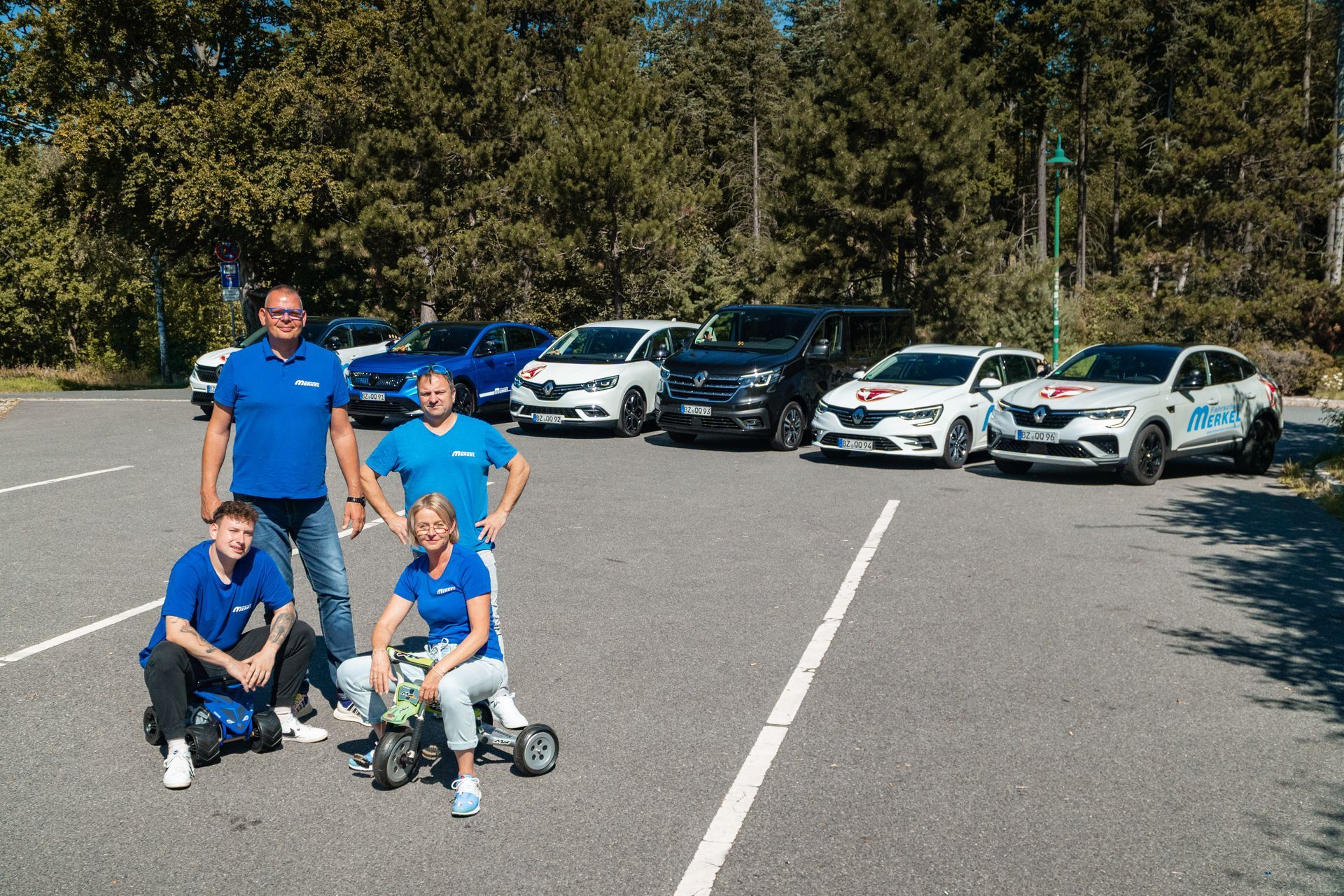 Nahaufnahme eines schwarzen Auto-Scheinwerfers