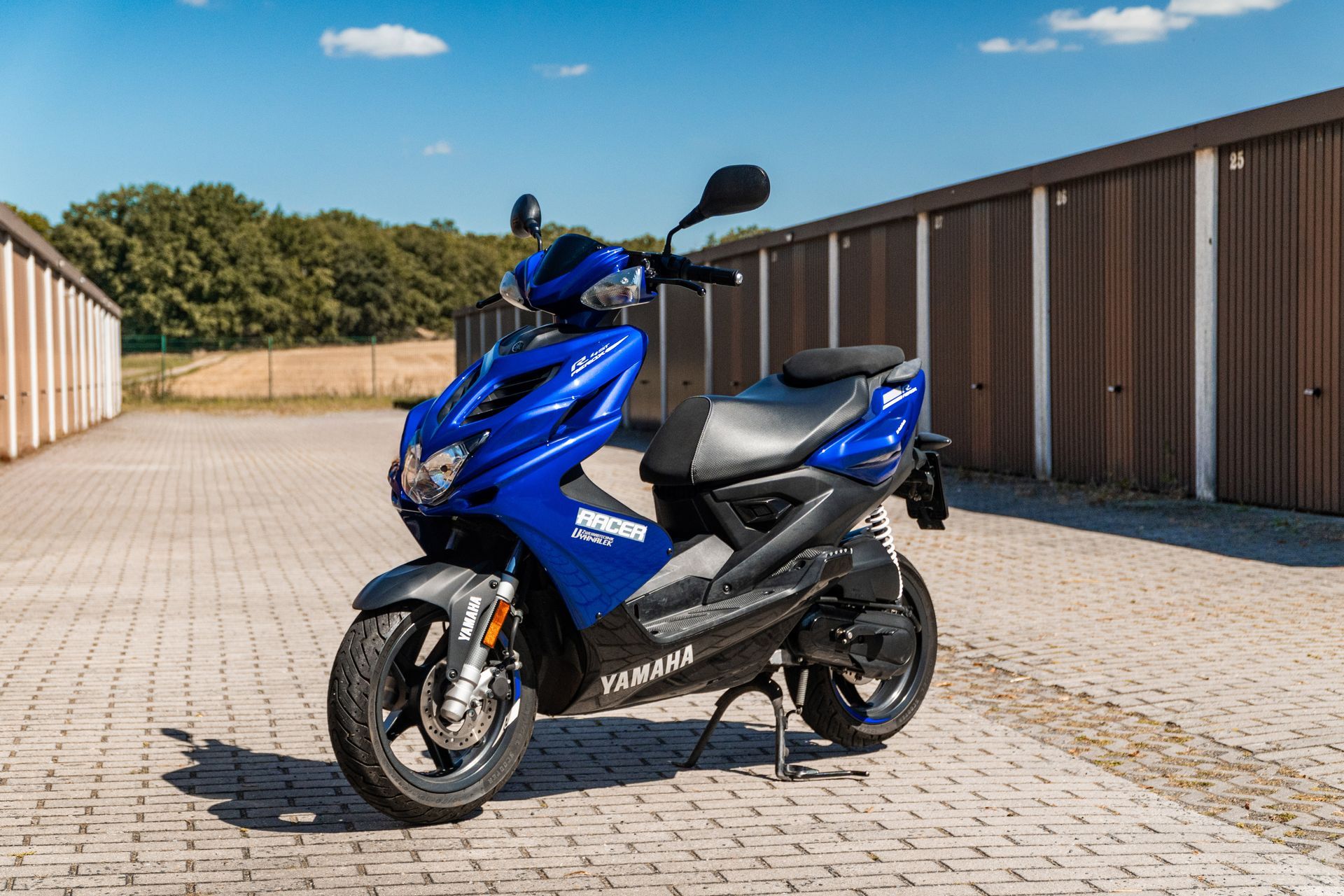 Blauer Yamaha Roller