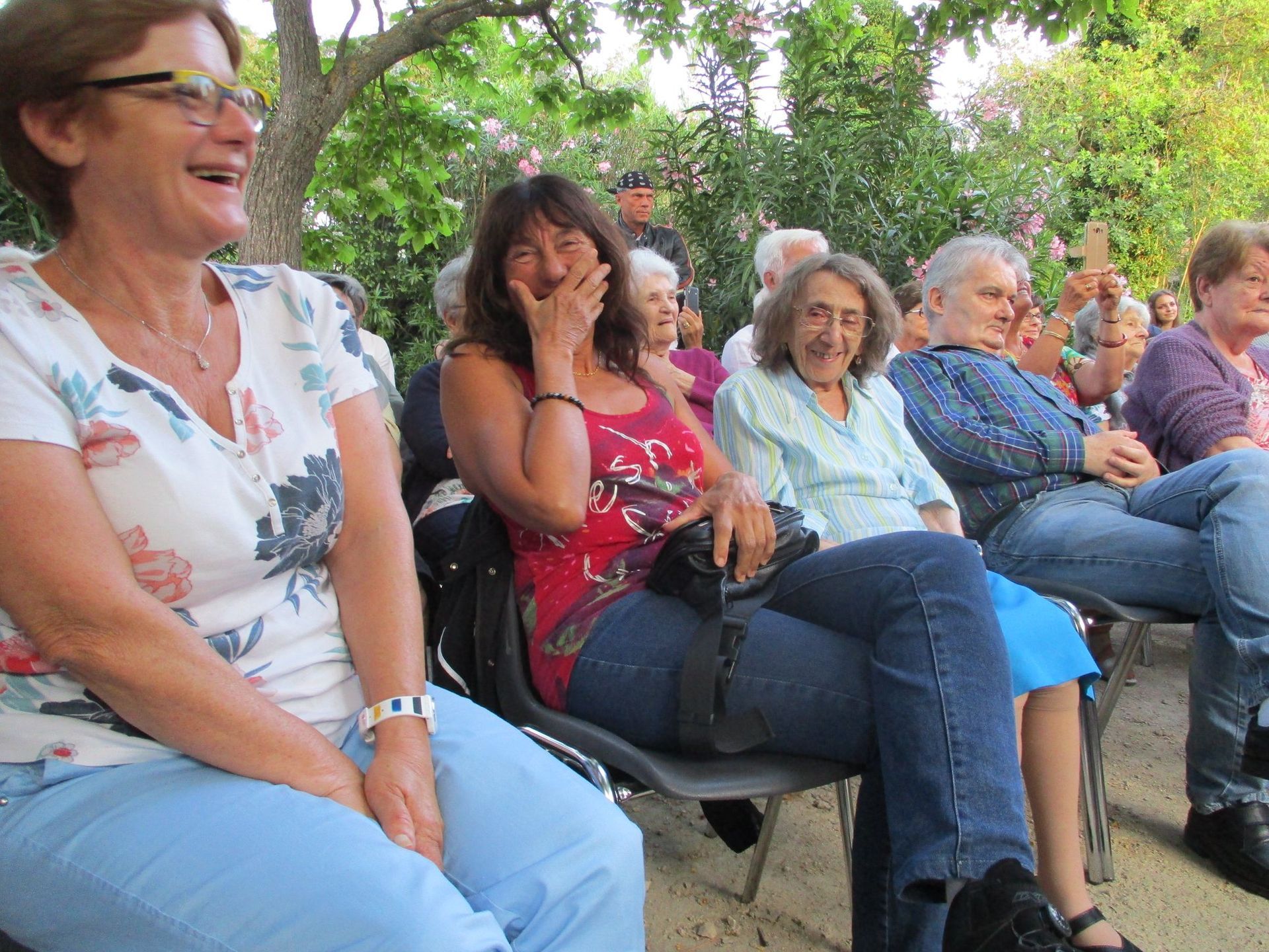 Résidents d'EHPAD souriants