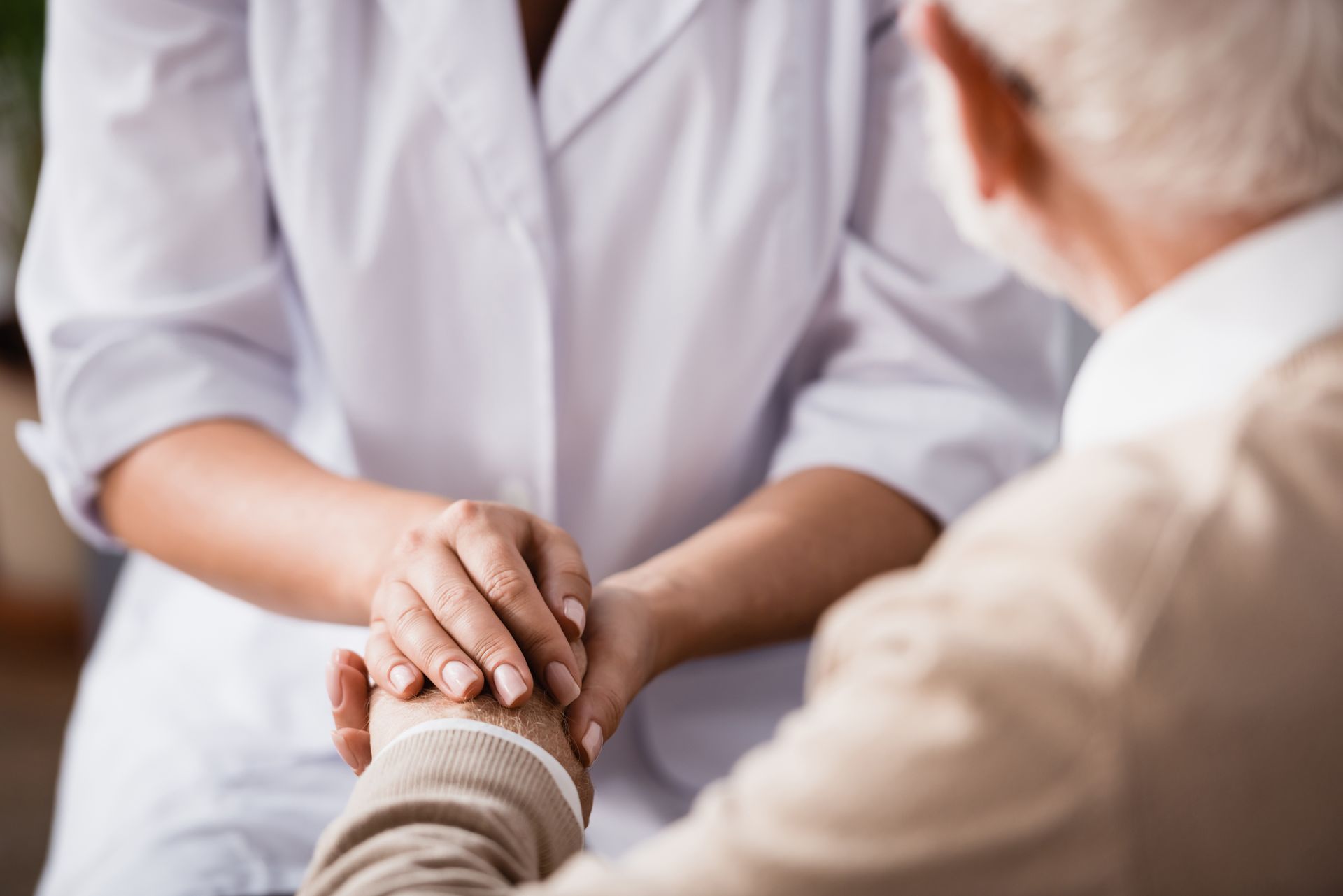 Personnel médical à l'écoute d'une personne âgée