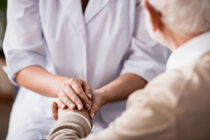 Personnel médical à l'écoute d'une personne âgée