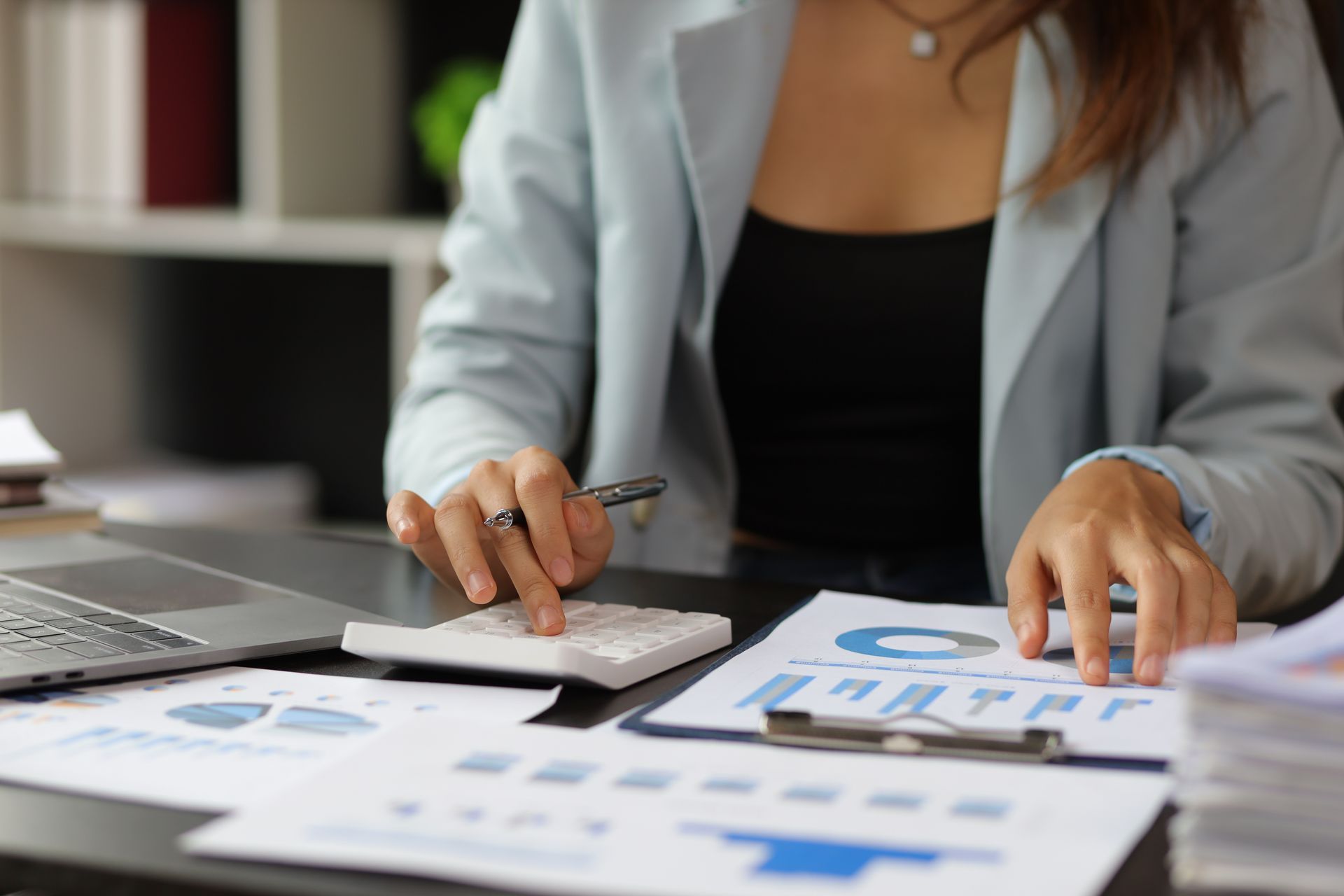 Jeune femme réalisant une analyse budgétaire