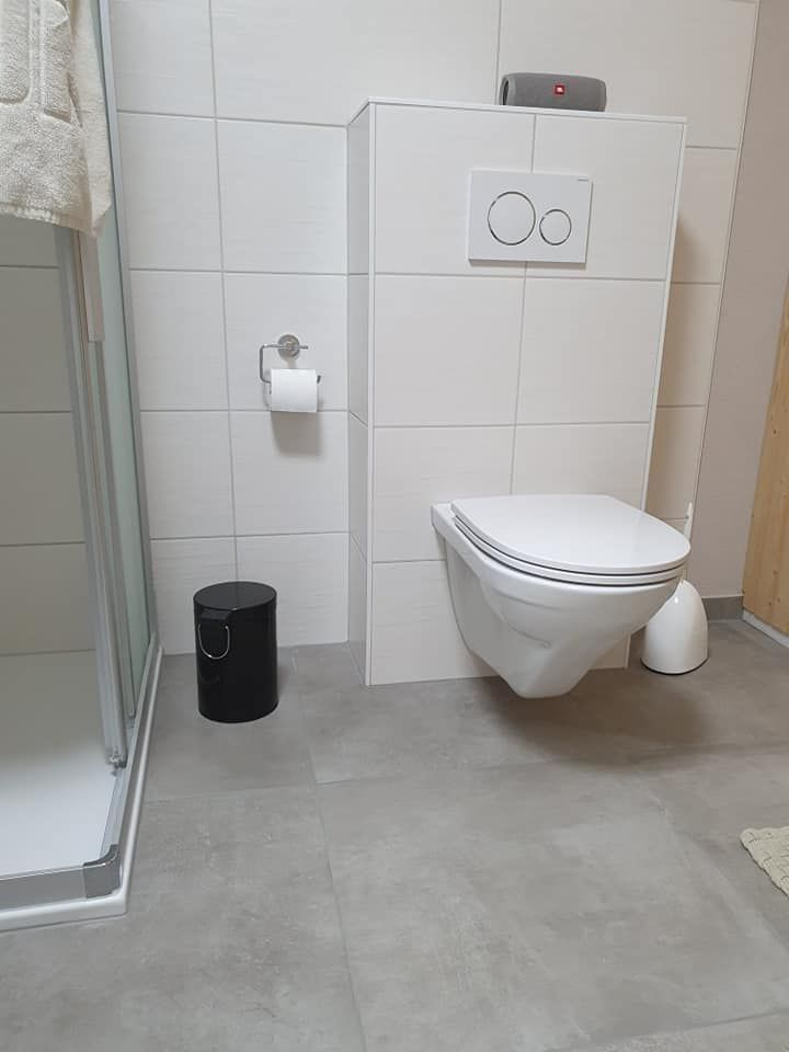 R.V. Rénovation - carrelage - parquet - maçonnerie - peinture et nettoyage