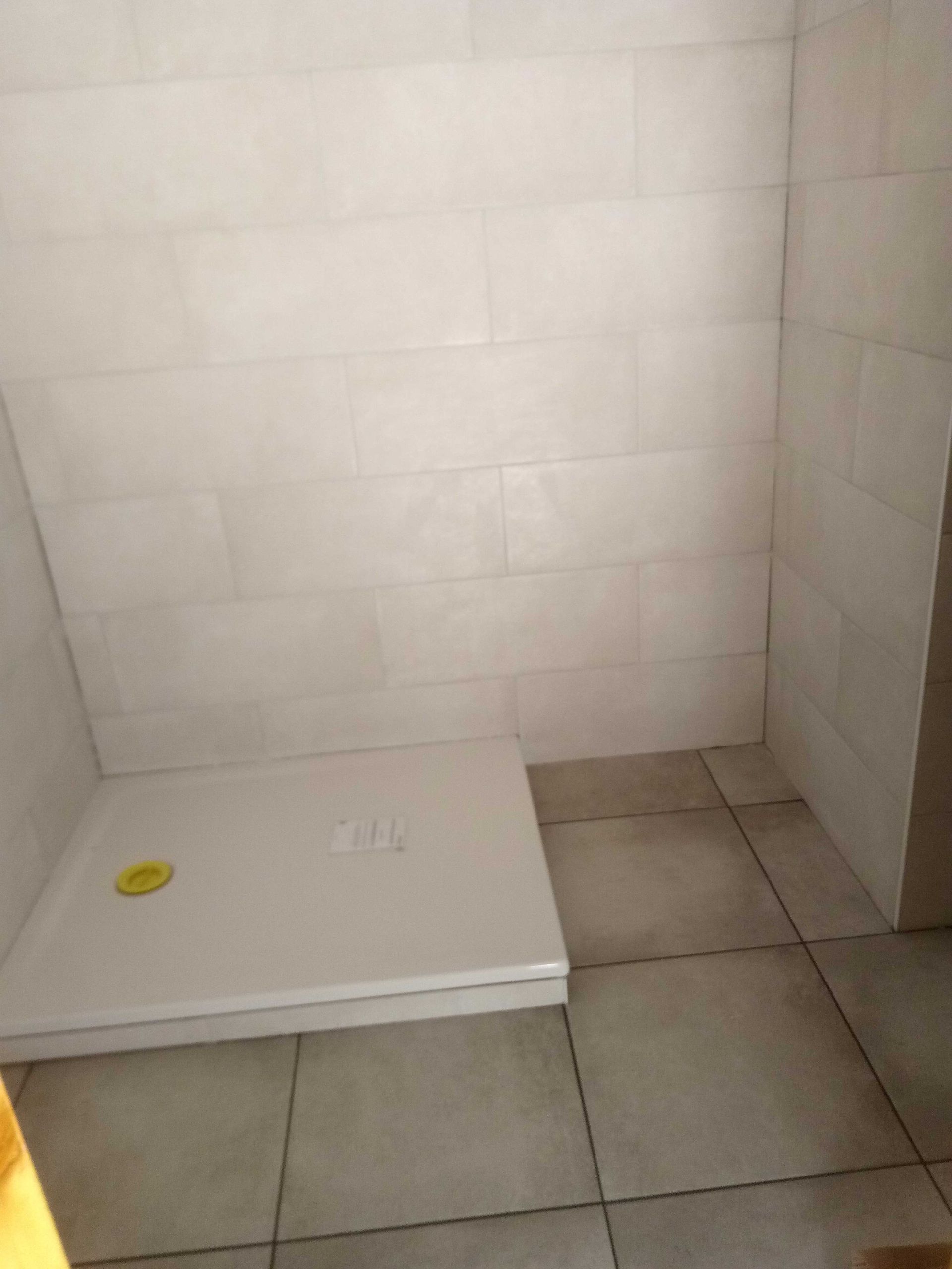 R.V. Rénovation - carrelage - parquet - maçonnerie - peinture et nettoyage