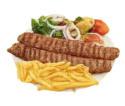 Kebabs a la parrilla con patatas fritas, ensalada y cebollas en un plato blanco.