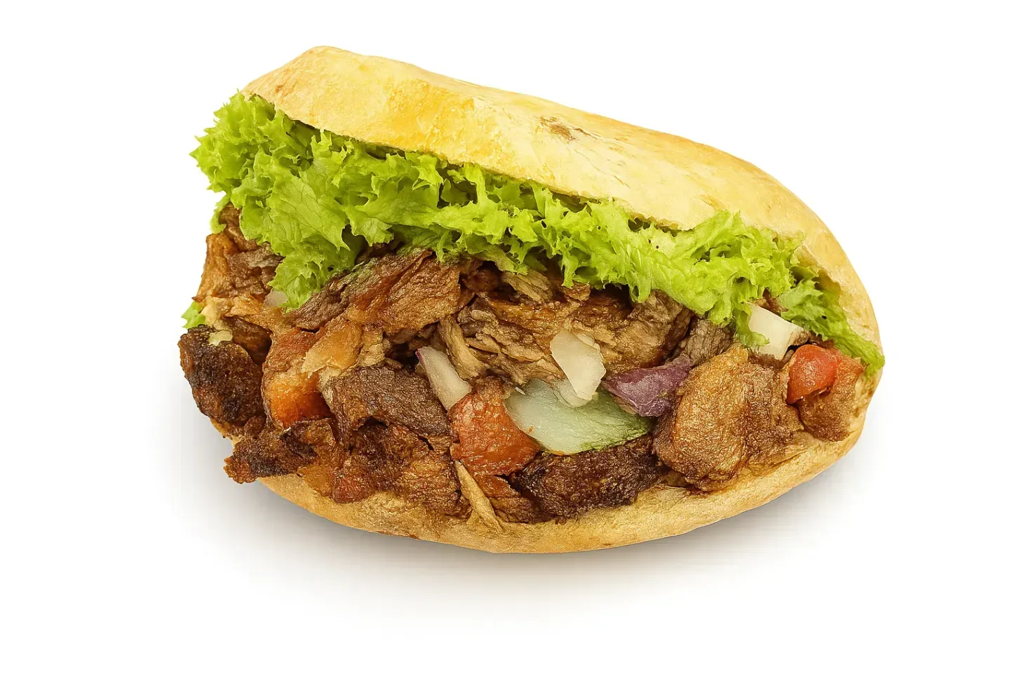 Sándwich con carne, lechuga y verduras en pan.