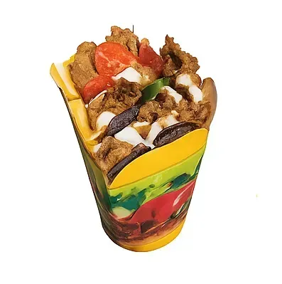 Un gyro en un soporte de papel. Carne, tomates y salsa derramándose. El soporte es amarillo con imágenes de comida coloridas.