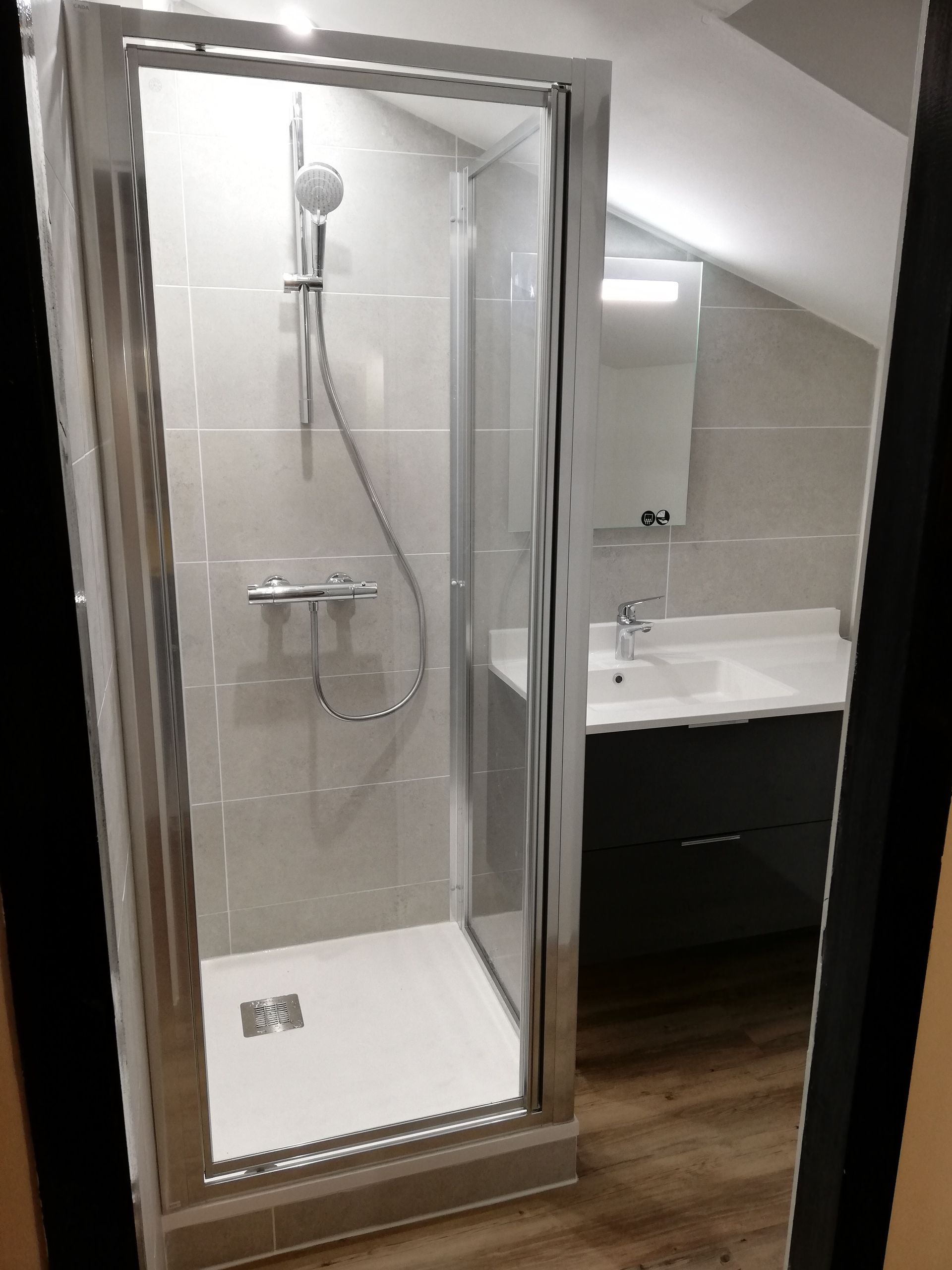 Salle de bains beige et noire