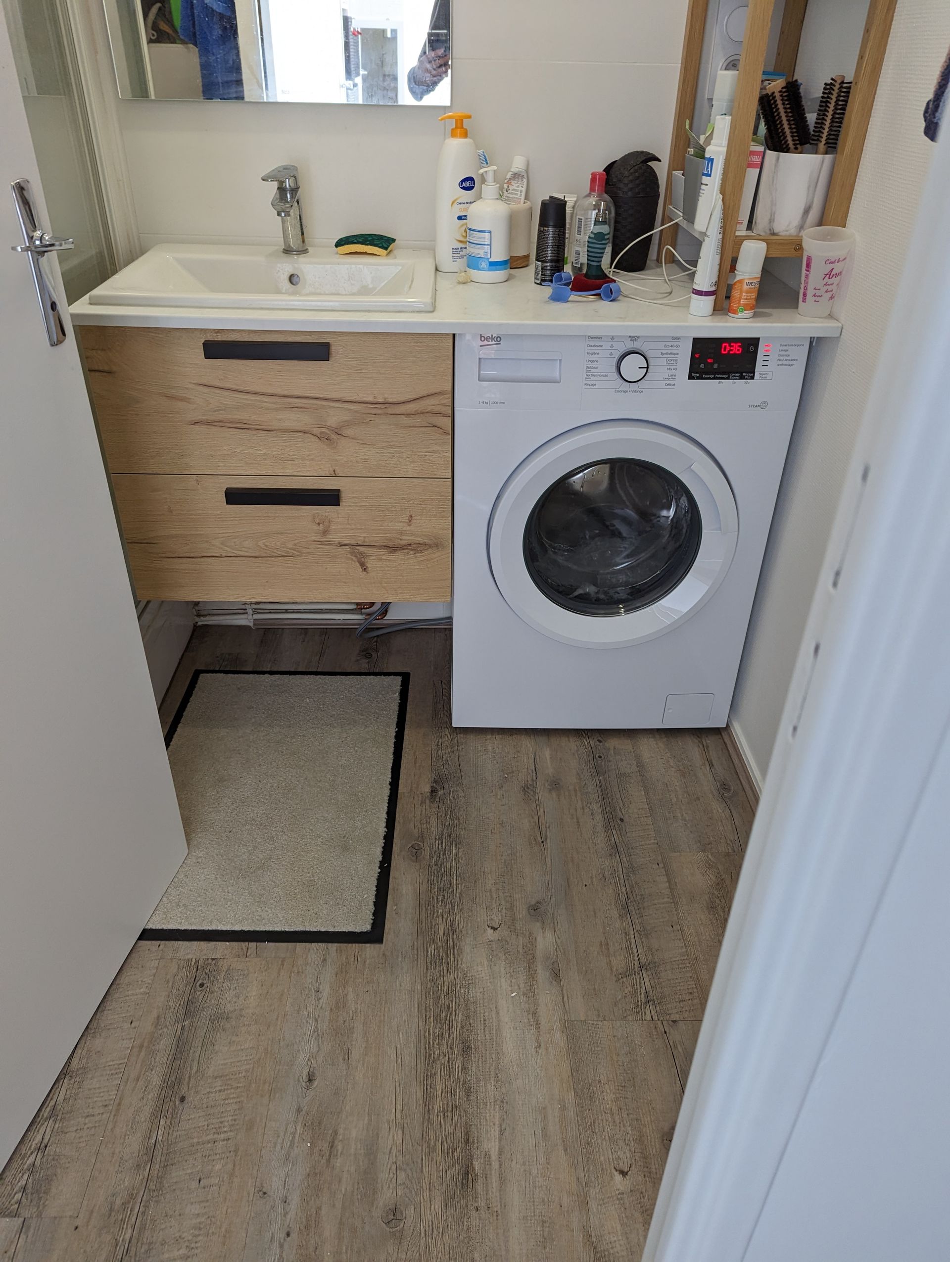 Sol en parquet, meuble en bois et lave-linge