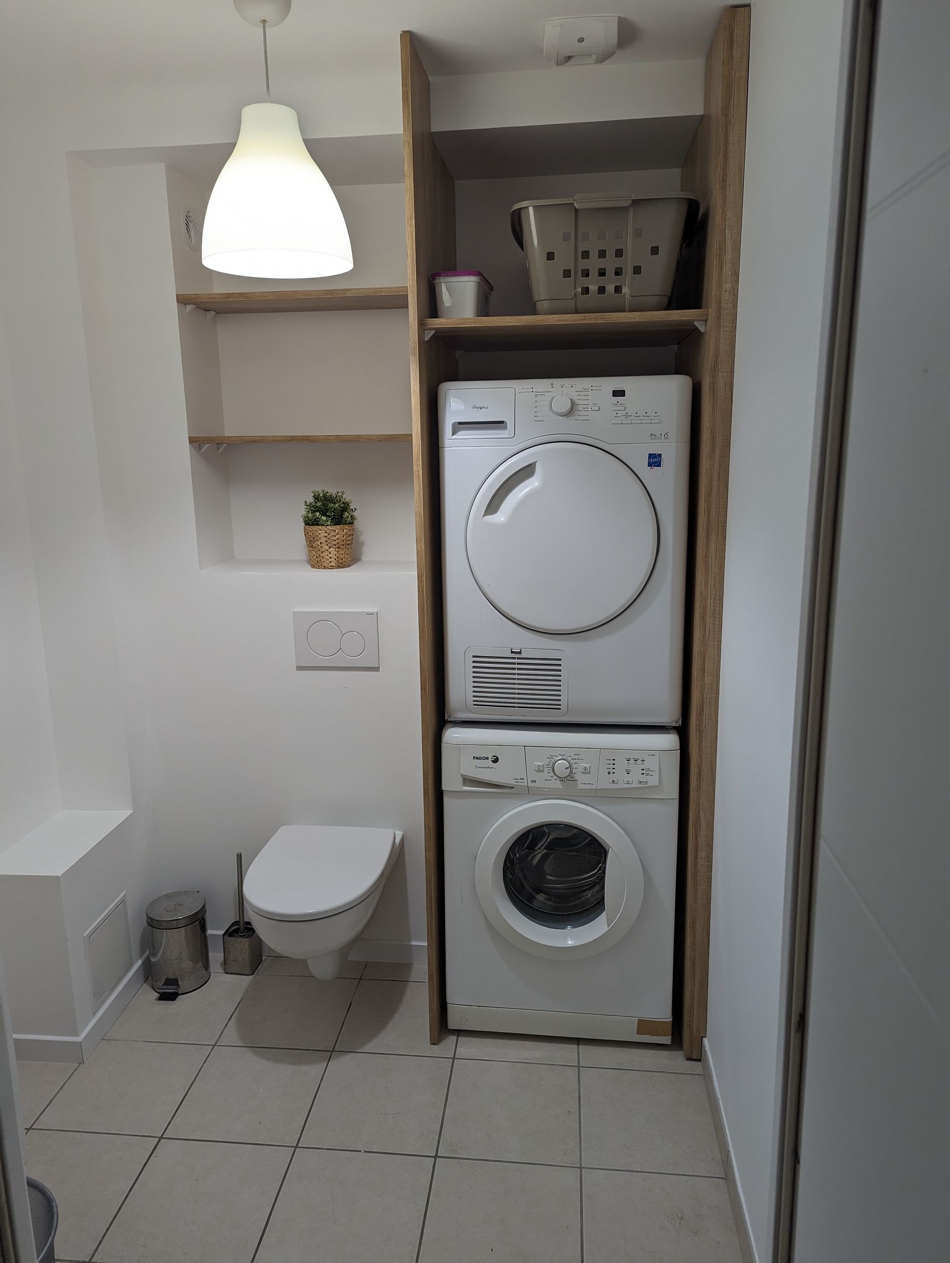 Sanitaires avec machine à laver et sèche-linge