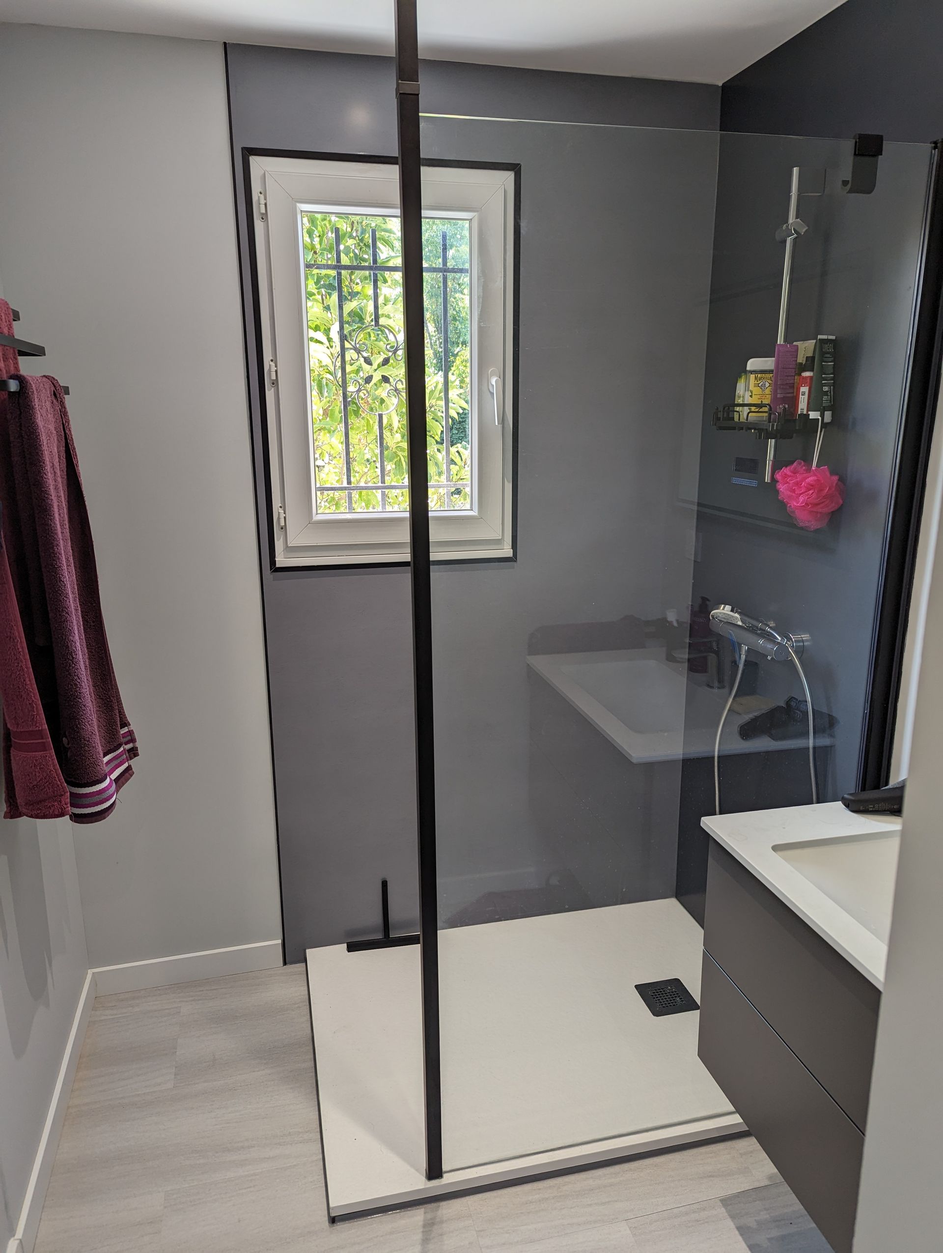 Salle de bains avec fenêtres et paroi de douche vitrée