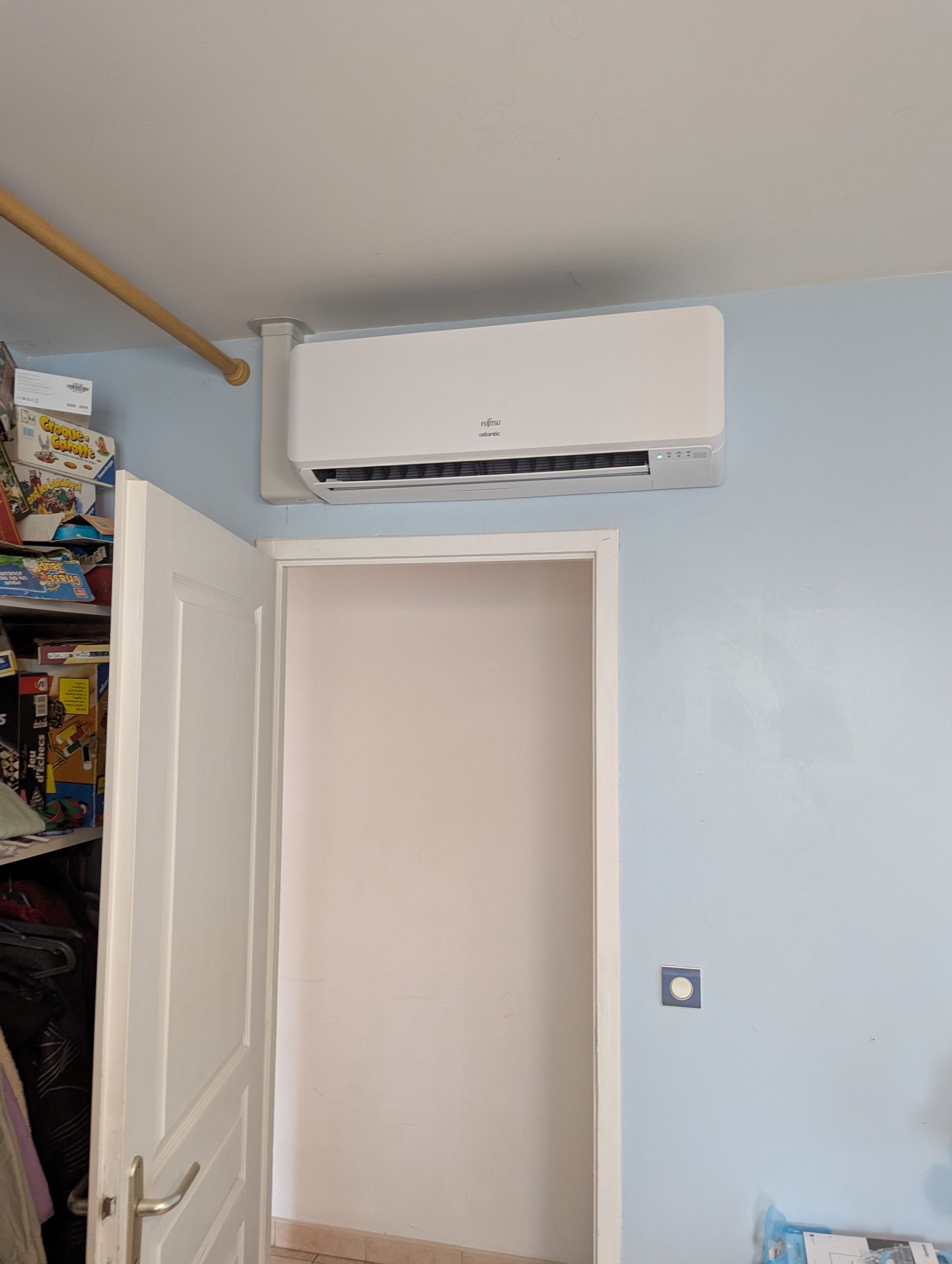 Climatiseur au-dessus d'une porte