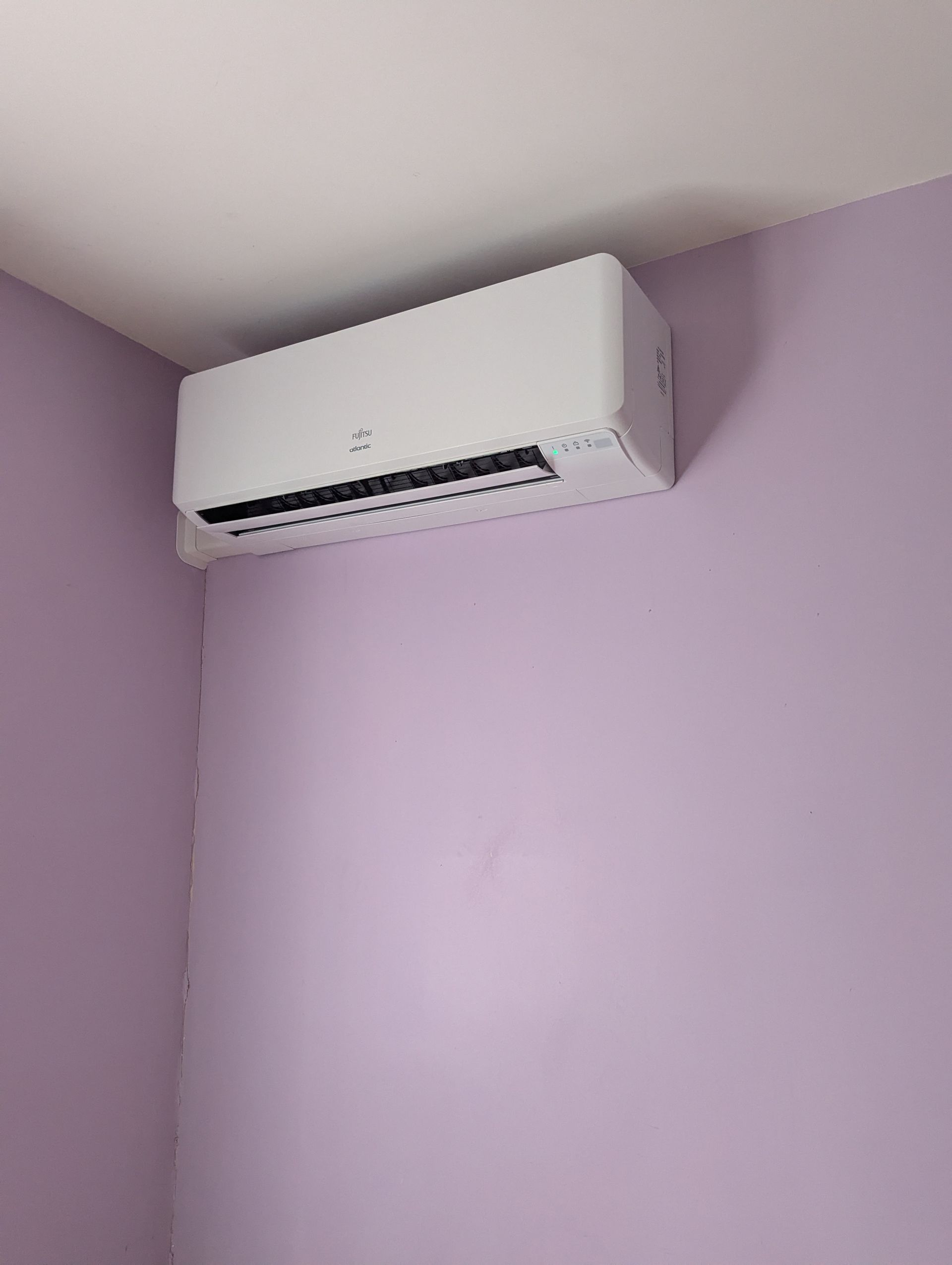 Climatiseur sur un mur violet