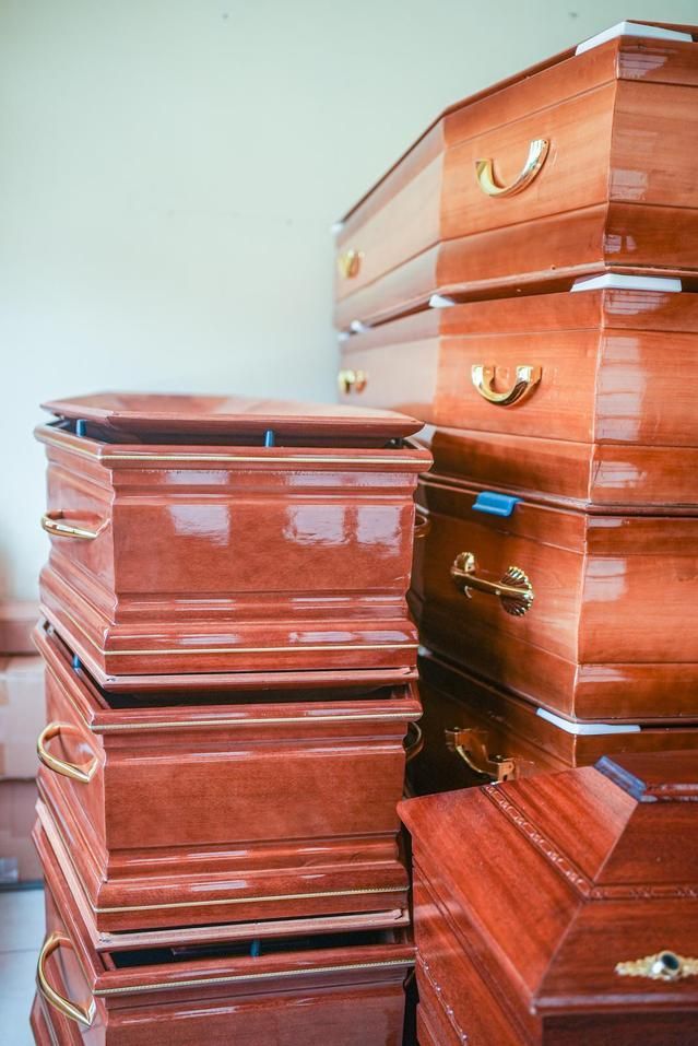 Des cercueils en bois pour l'inhumation