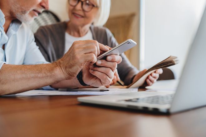 Un couple âgé consulte des documents