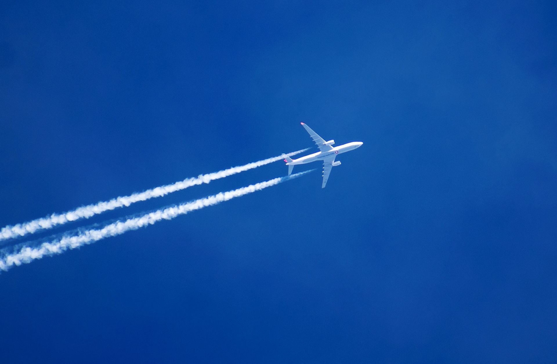 Un avion vu d'en bas