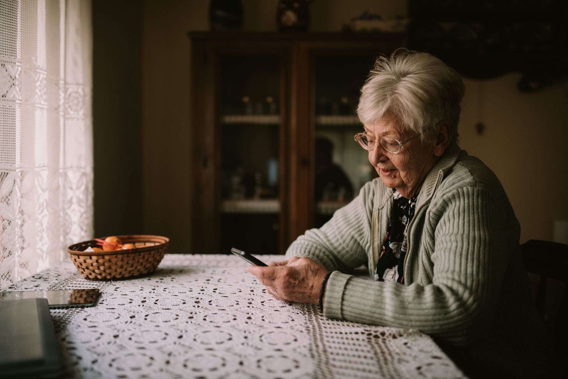 Une femme âgée regarde son téléphone