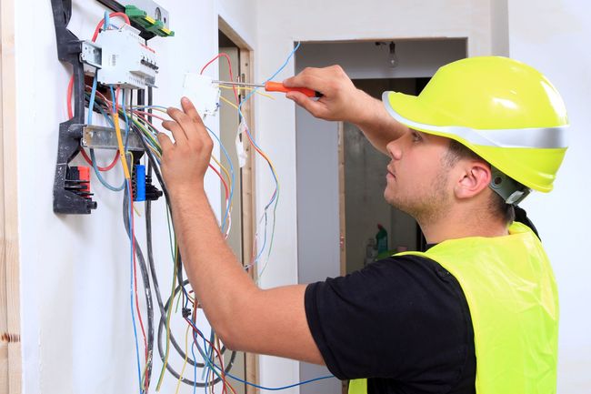 Électricien en plein travail