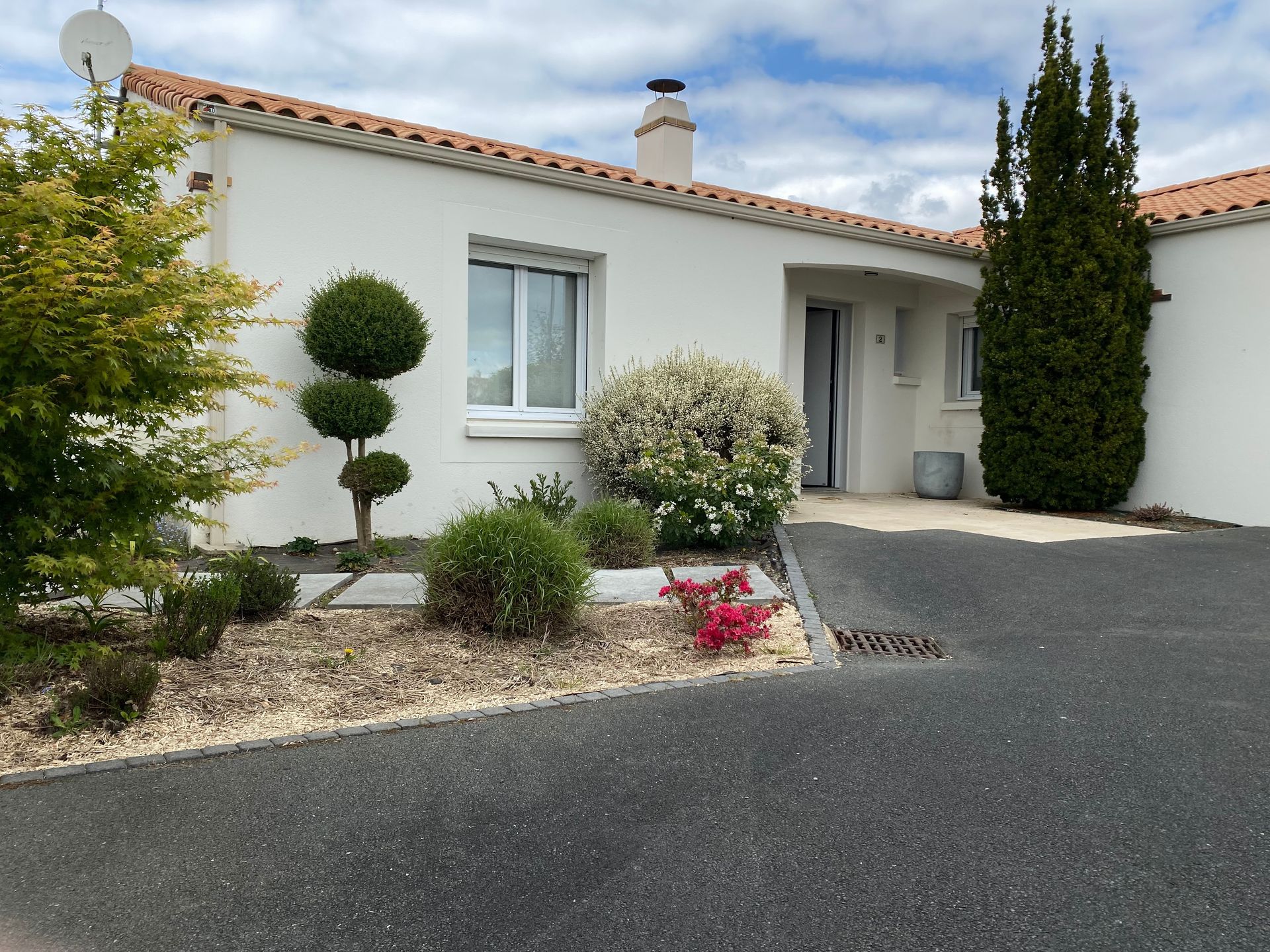 Maison contemporaine et son aménagement extérieur