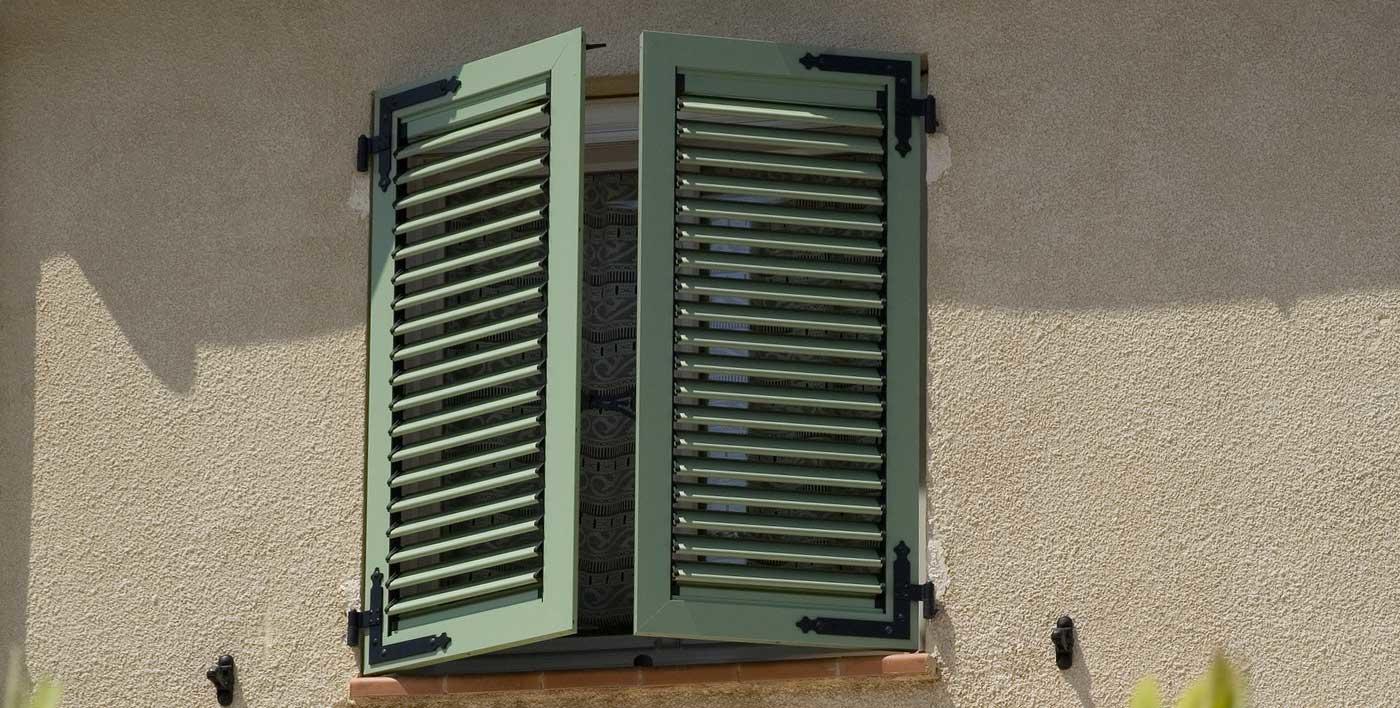 Volets persiennes verts